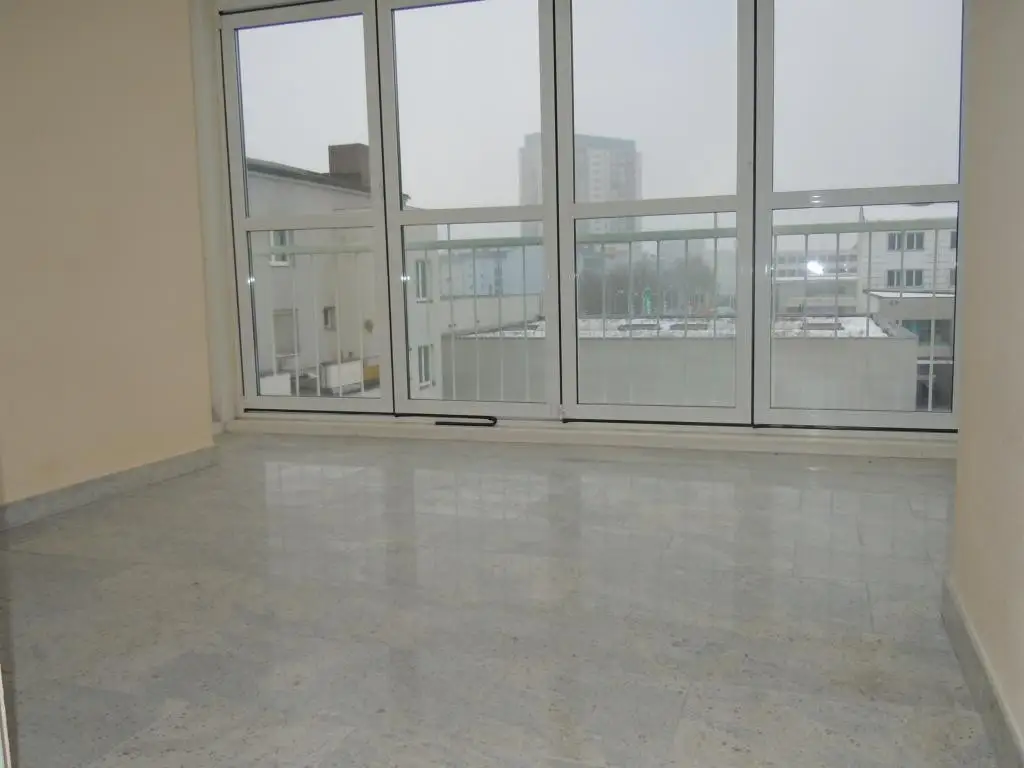 Helle 3,5-Zimmer-Wohnung mit Wintergarten & Loggia - verfügbar ab November 2025