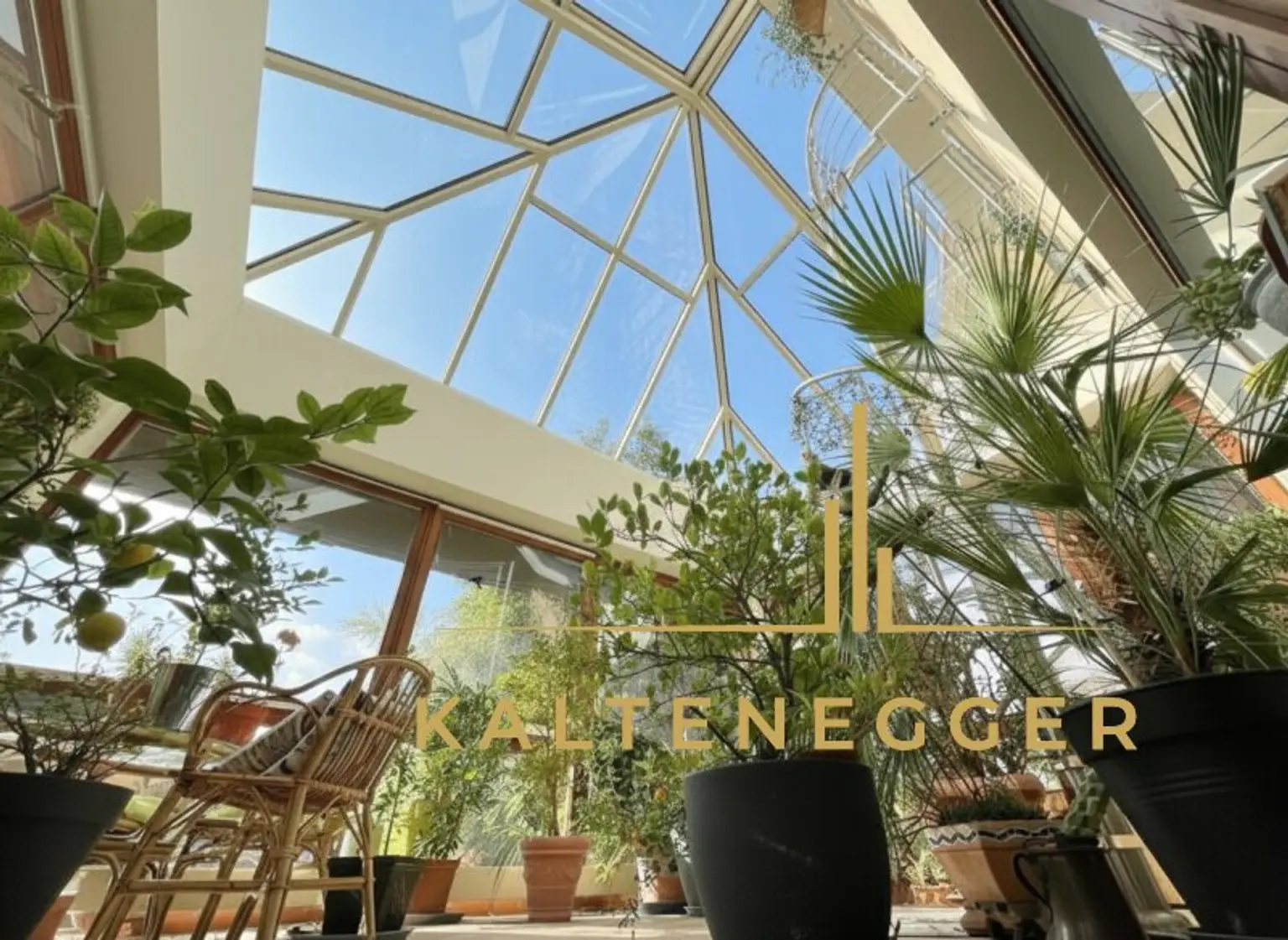 Klosterneuburg: Großzügiges Anwesen mit 2 Wohneinheiten, Indoorpool und 3.606 m² Grundstück