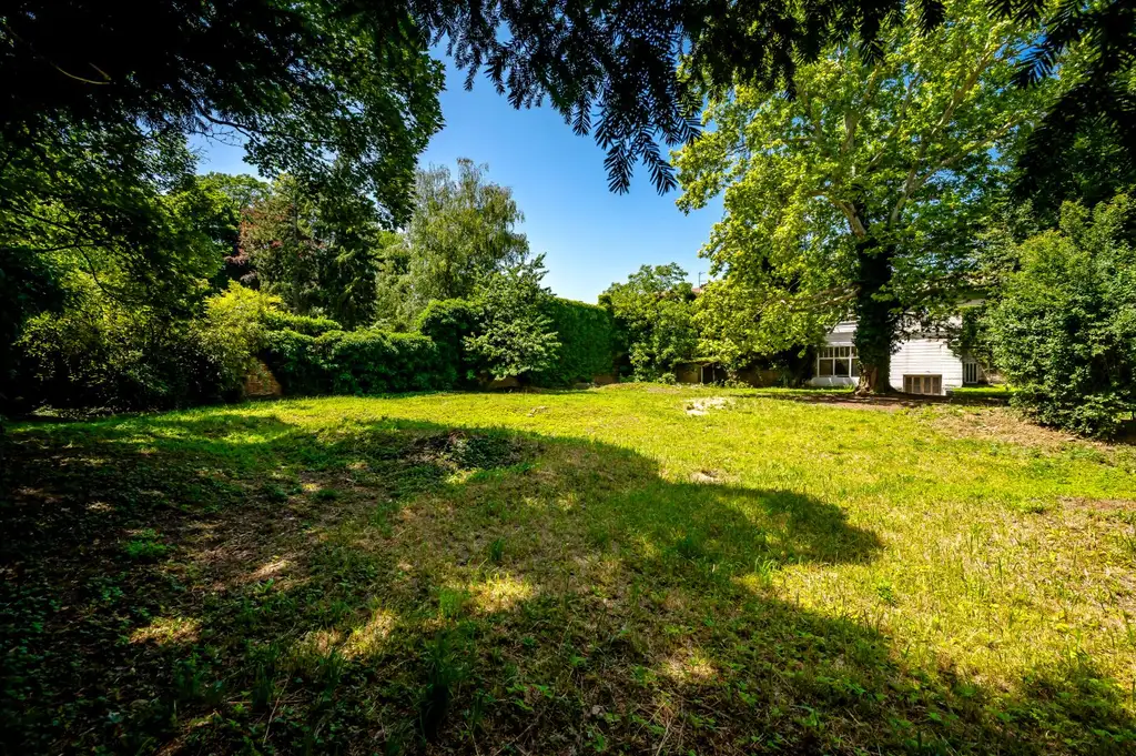 Rarität: Stadt-Villa mit weitläufigem Garten an exklusiver Hietzinger Adresse