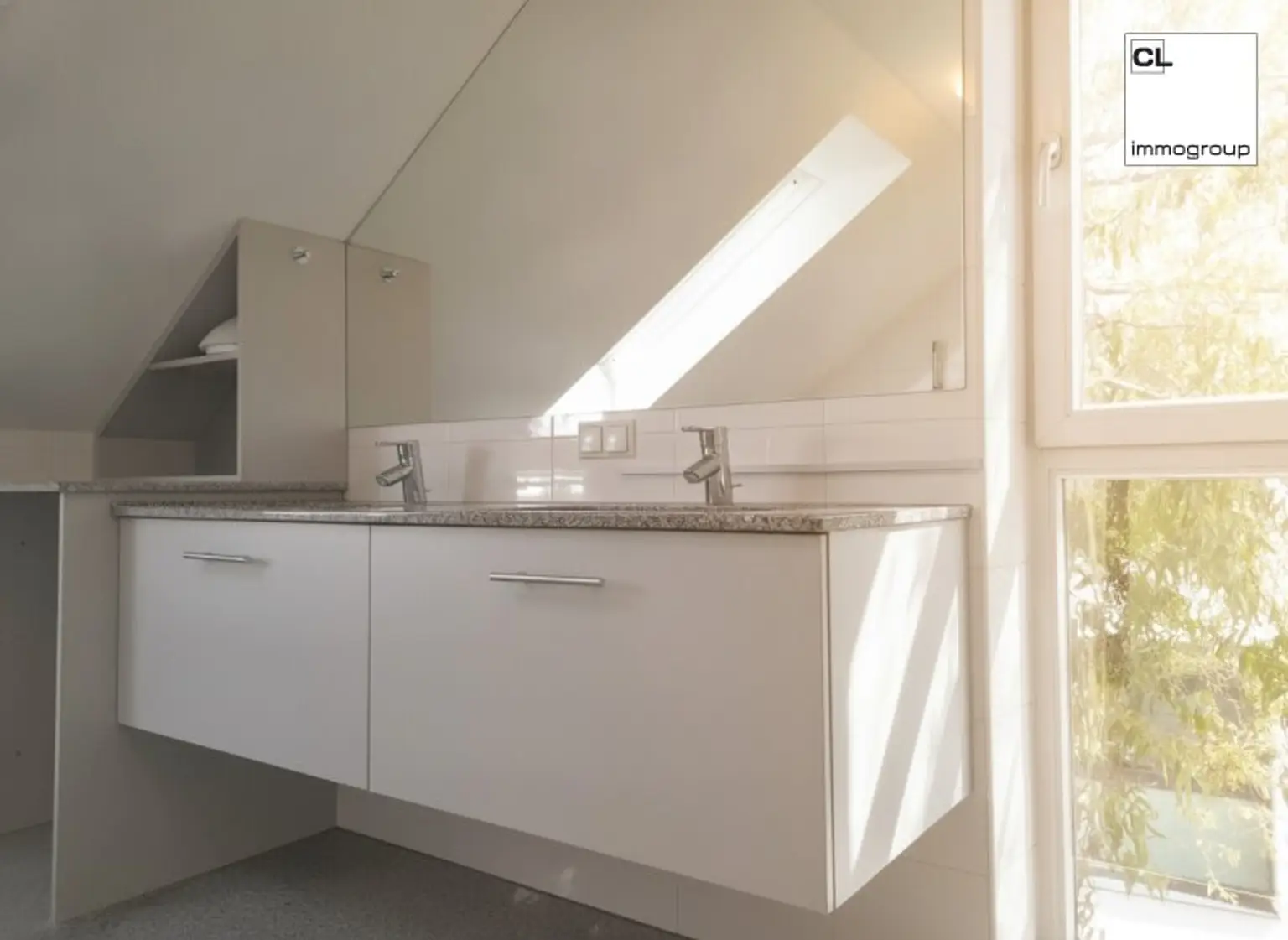 Helles Badezimmer mit Dusche und Badewanne