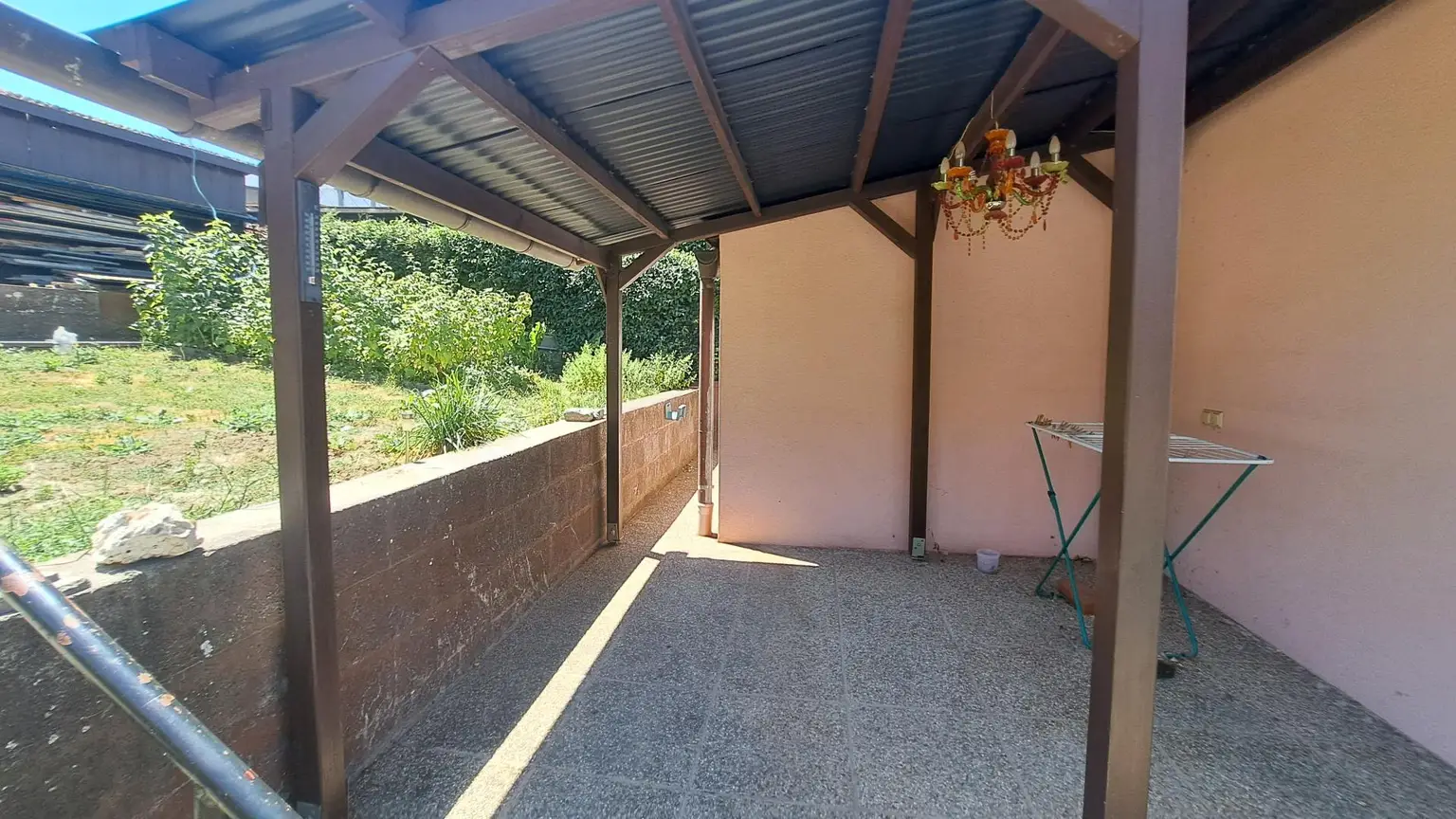 Kleines Sacherl mit 2 Terrassen, Nebengebäuden, Gemüsegarten, Erdkeller, idyllischem Grundstück, einer betonierten Freifläche und viel Potenzial....