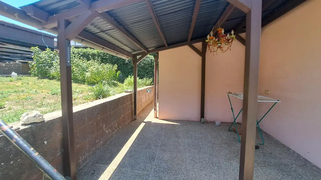 Kleines Sacherl mit 2 Terrassen, Nebengebäuden, Gemüsegarten, Erdkeller, idyllischem Grundstück, einer betonierten Freifläche und viel Potenzial....