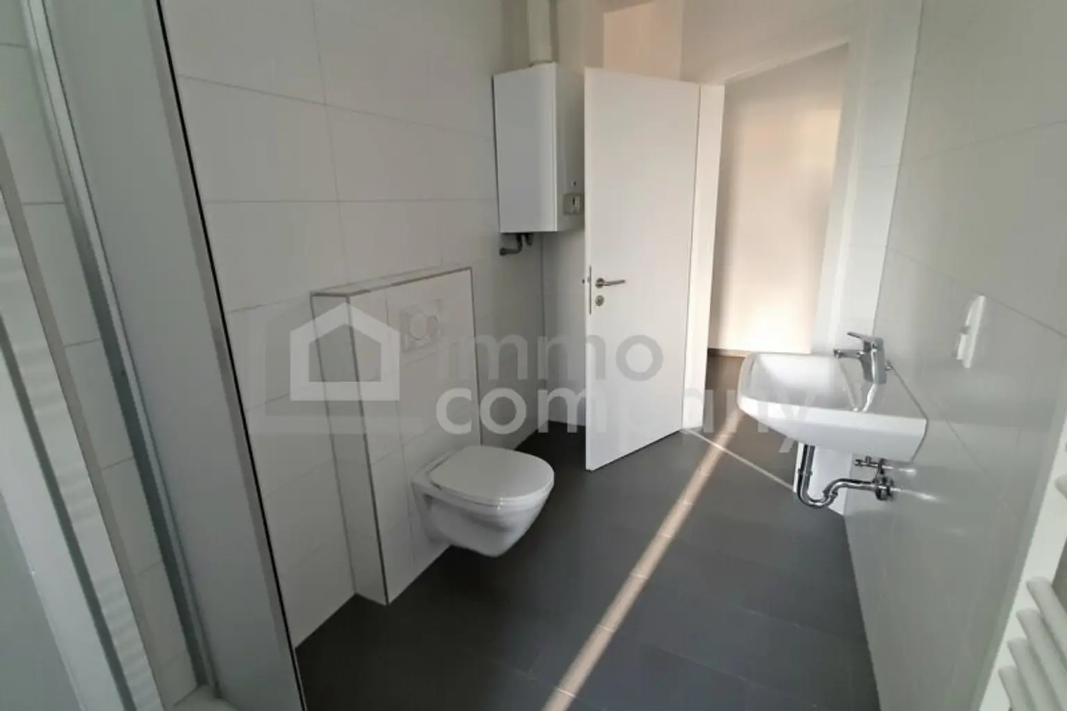 Provisionsfrei für den Mieter!  ----  Spitzen Single-Wohnung mit super Sonnen-Terrasse
