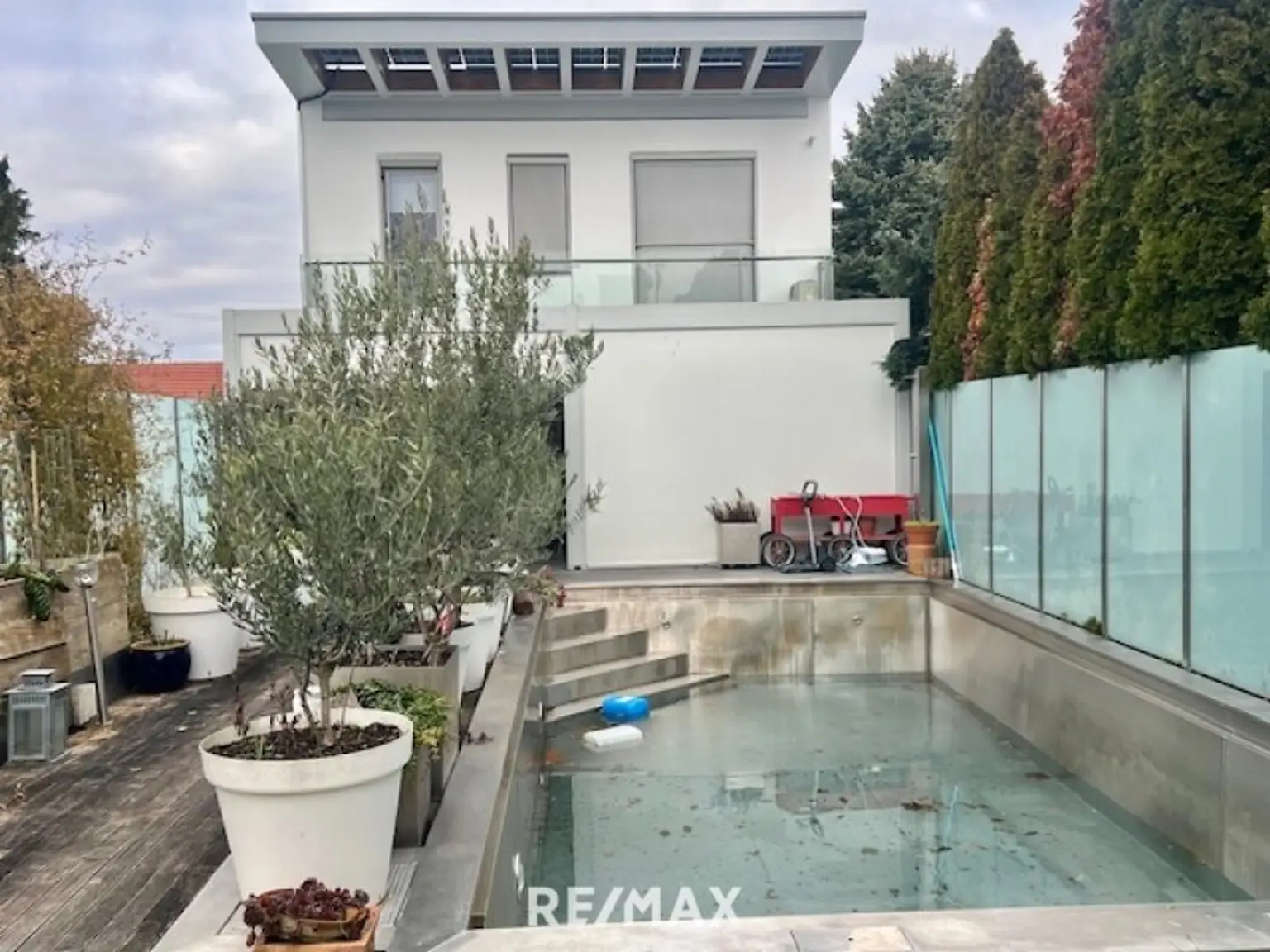 Gartenansicht mit geschlossener Sommerküche und Winter-Pool