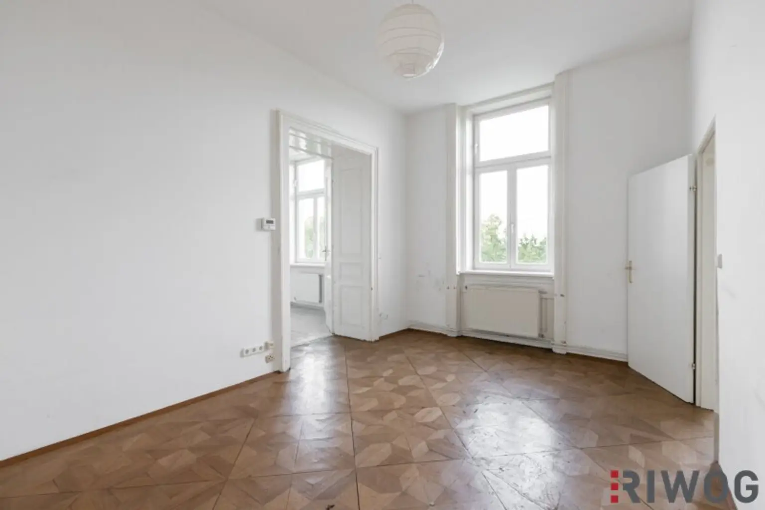 WIENTALBLICK | Lichtdurchflutete Wohnung in der historischen Villa Seutter mit 4,4m Raumhöhe & Blick auf denkmalgeschützte Linde | sanierungsbedürftig | + Garten optional