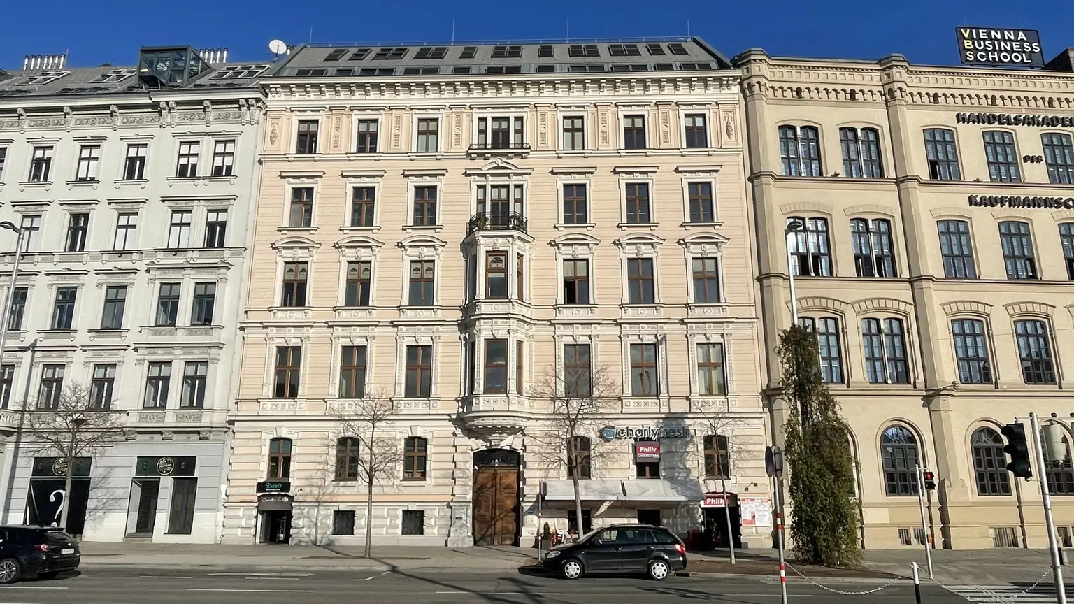 Altbau am Karlsplatz – geeignet als Wohnung oder Praxis