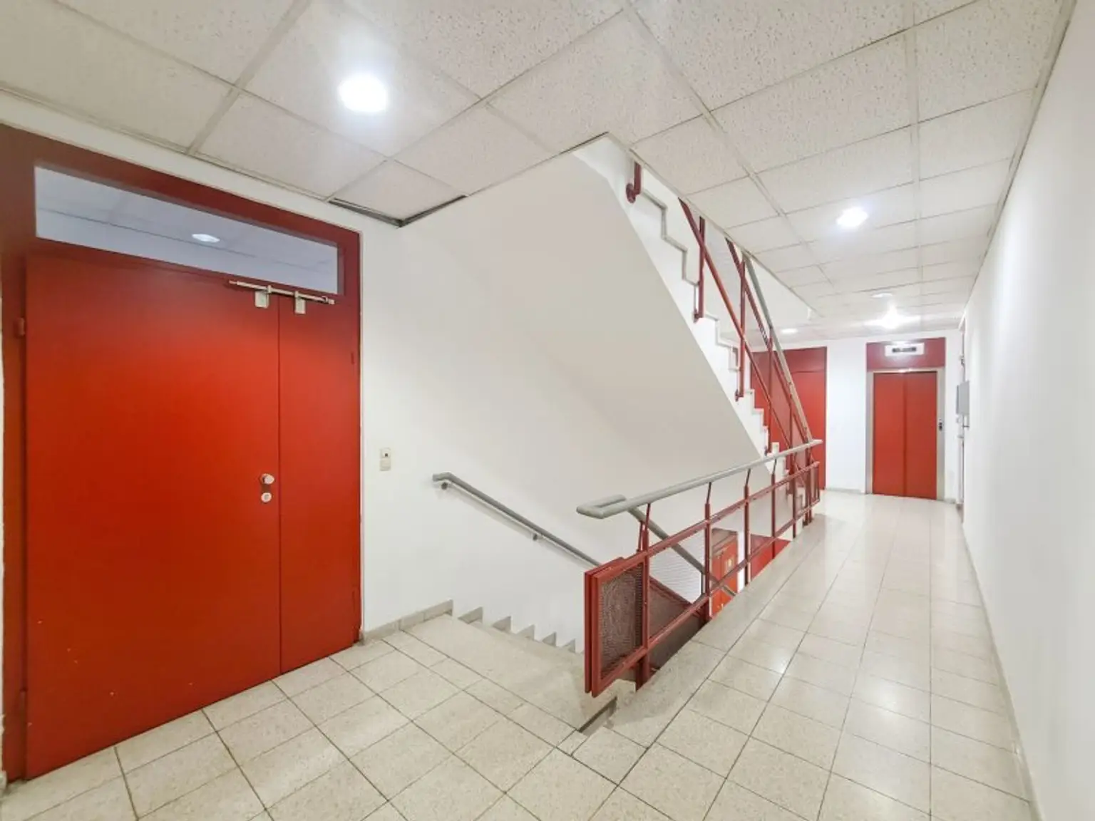 Großzügige Bürofläche mit rund 155 m² und Ausrichtung in den Innenhof! 6 Zimmer + Empfangsbereich direkt bei der Straßenbahn Yppengasse!