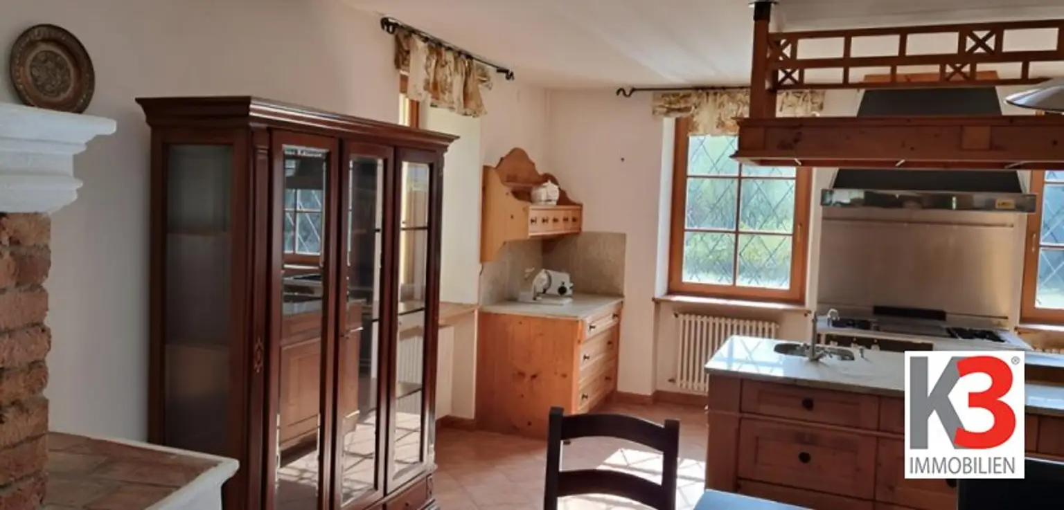 Prestigeobjekt-Gewerbefläche mit beeindruckendem Herrenhaus und Badeteich in Schlosspark
