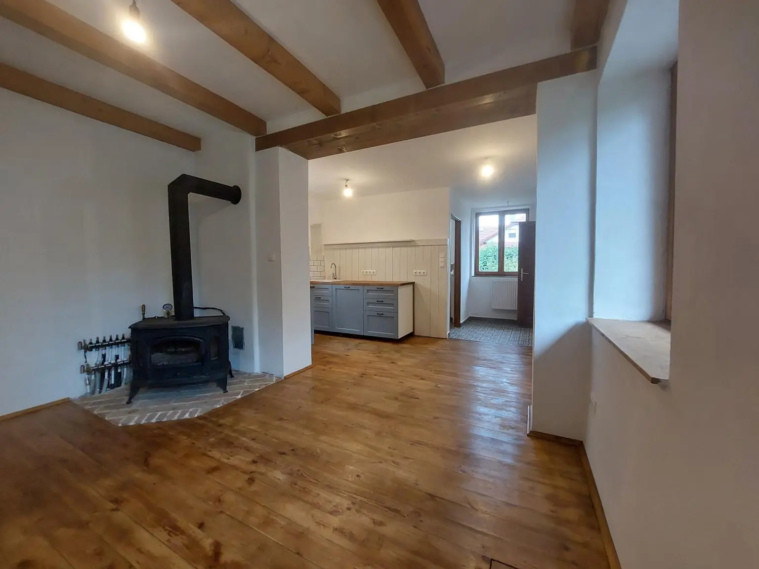 Wohnzimmer mit gemütlichem Holzofen