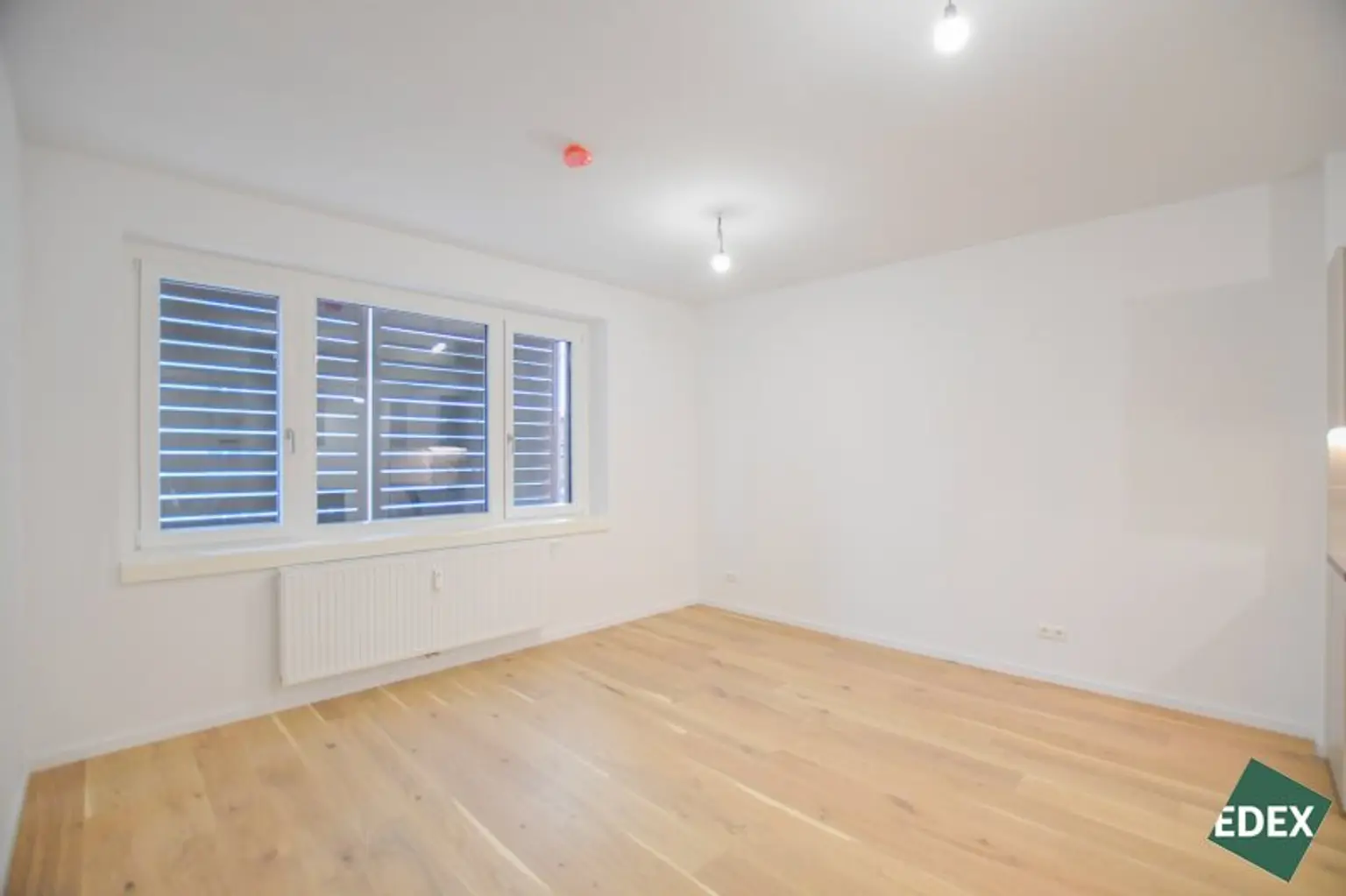 Erstbezug nach Sanierung: Schöne 2 Zimmer-Wohnung mit Loggia und Top-Anbindung