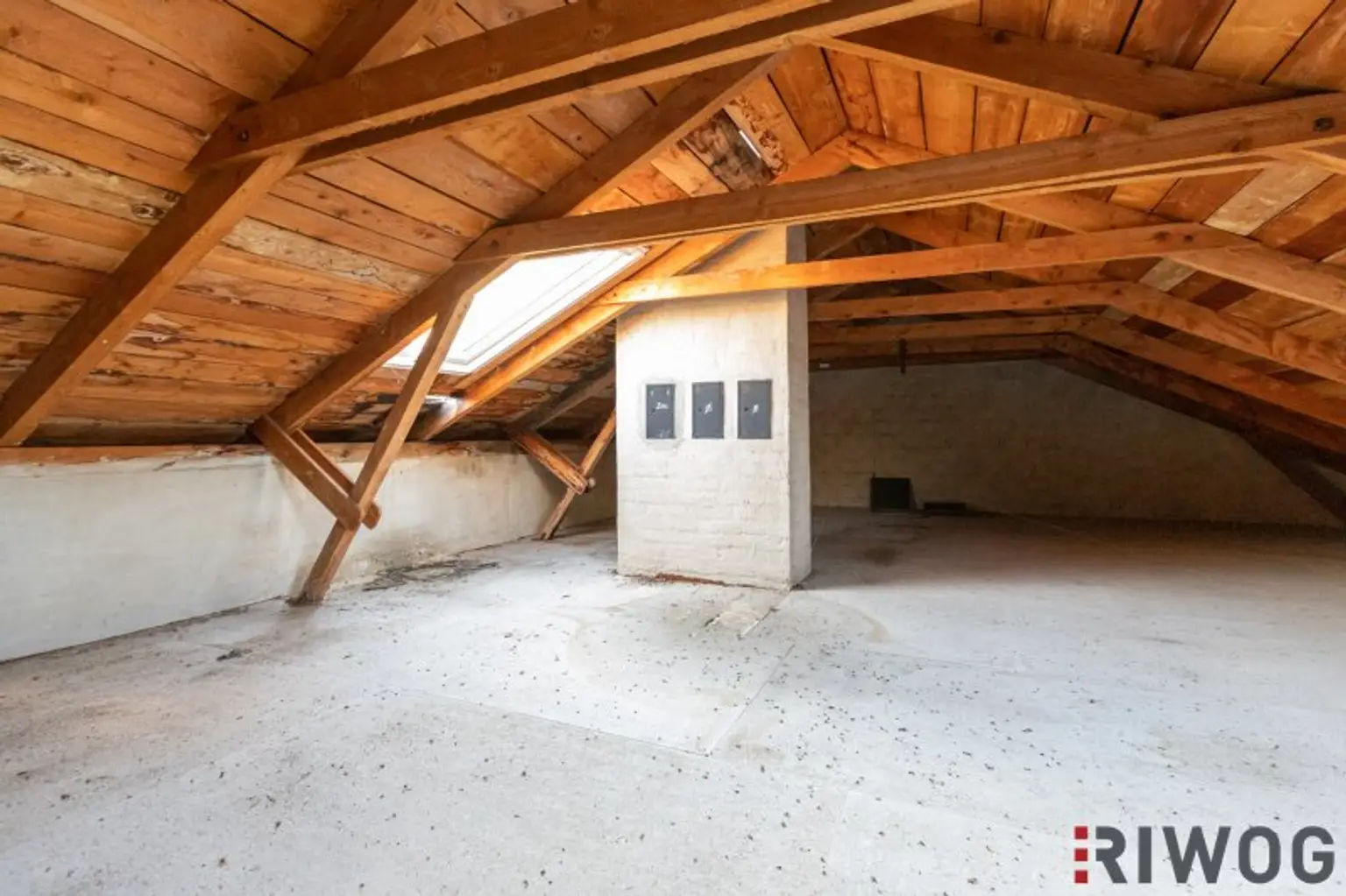 EIN- ODER ZWEIFAMILIENHAUS, gute Substanz, Modernisierungsbedarf