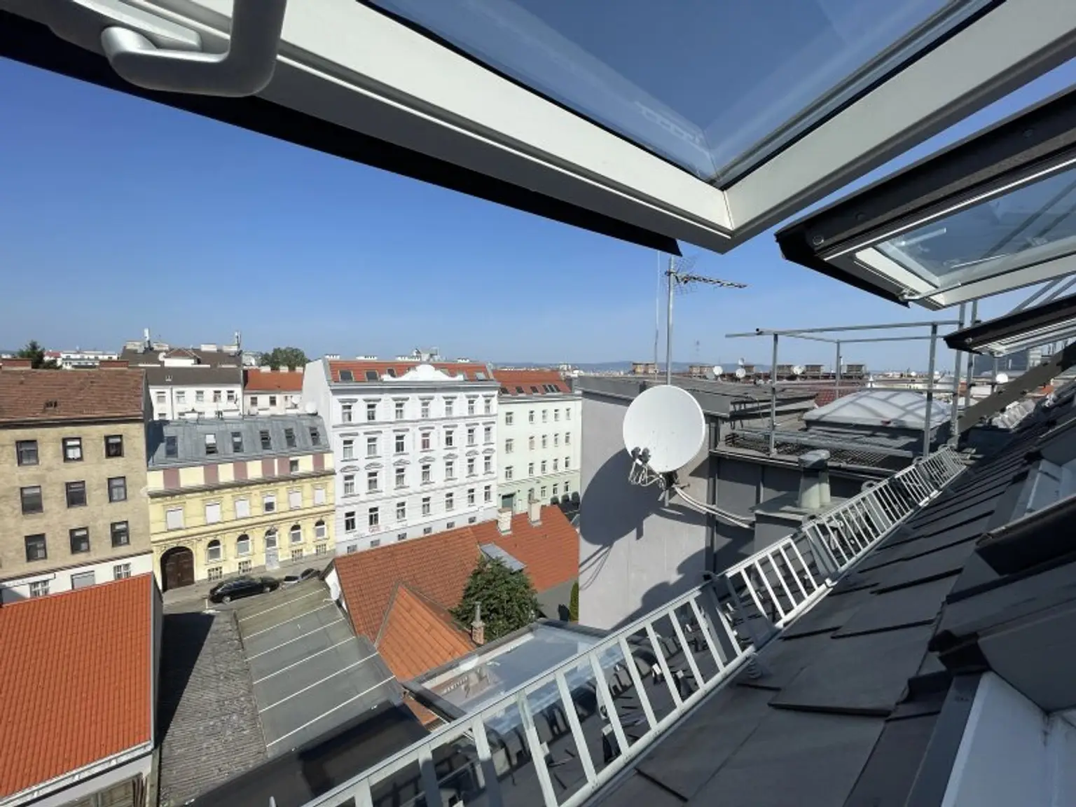 NÄHE ANTONSPARK: klimatisierte DG-Maisonettewohnung mit vollausgestatteter Küche (monatliche Kosten inkl. Heizung und Warmwasser!!!)