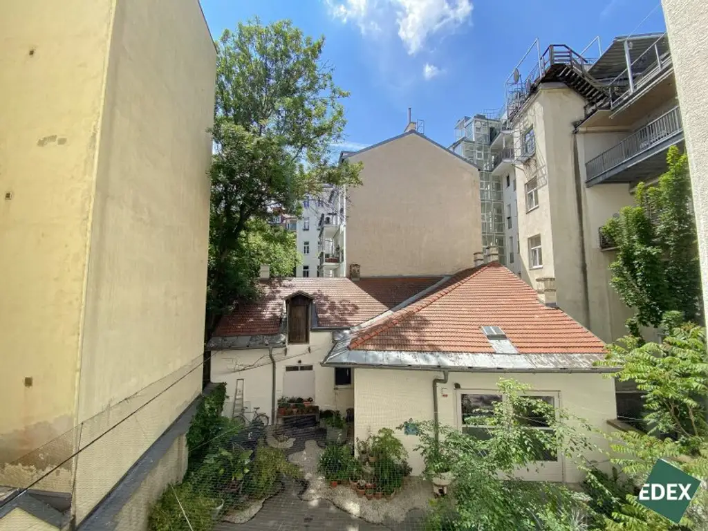 Sanierungsbedürftige Drei-Zimmer-Wohnung direkt an der U3