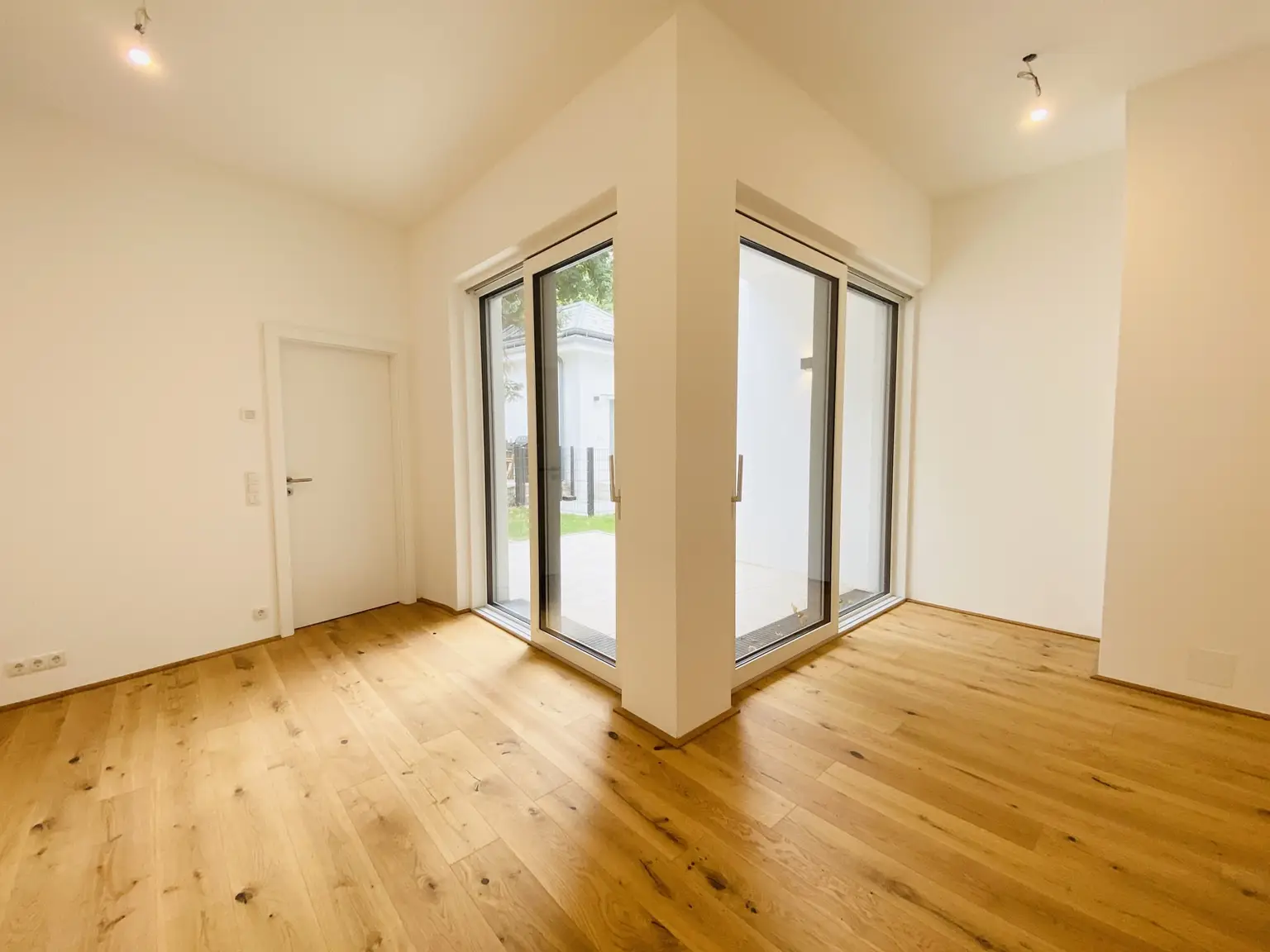 Erstbezug nach Sanierung - hofseitige Gartenwohnung mit Terrasse