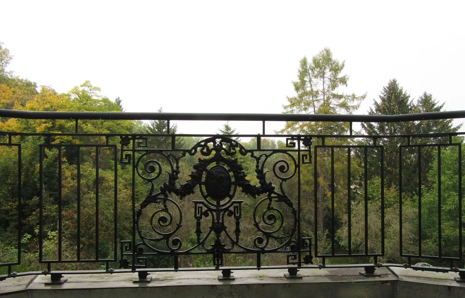 REPRÄSENTATIVE VILLA MIT BLICK IN DEN SCHLOSSPARK