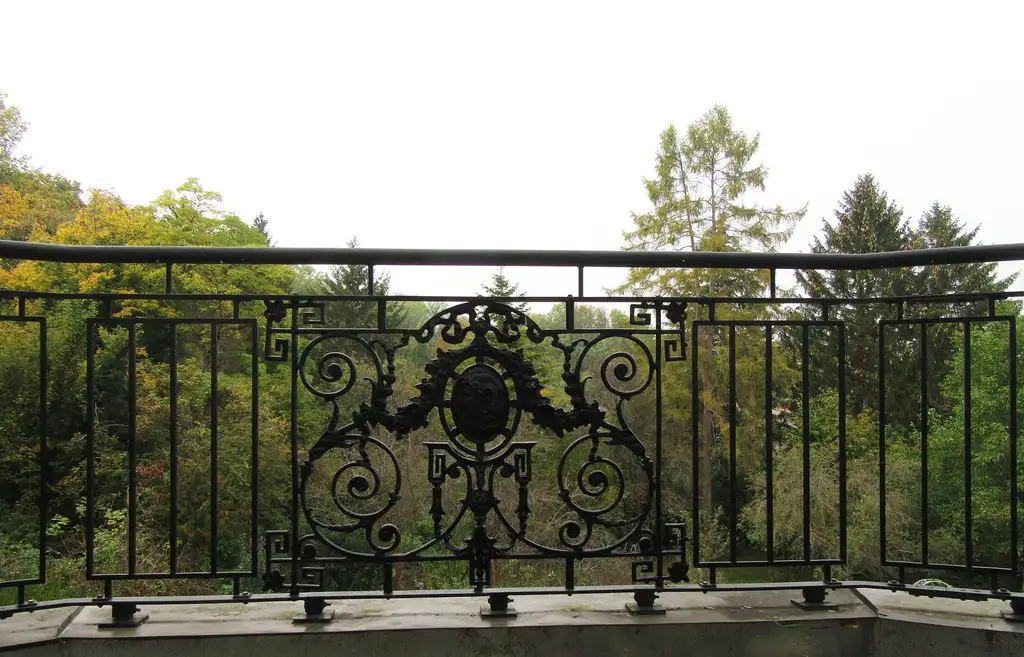 REPRÄSENTATIVE VILLA MIT BLICK IN DEN SCHLOSSPARK