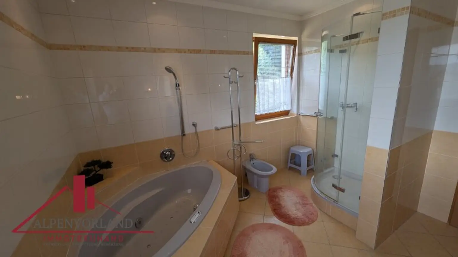 Traumhaftes Einfamilienhaus mit Fernblick in Hainburg an der Donau: ca. 180m² Wohnfläche mit Garten, 2 Terrassen, Pool und Garage!!!