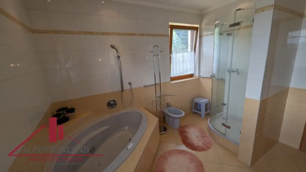 Traumhaftes Einfamilienhaus mit Fernblick in Hainburg an der Donau: ca. 180m² Wohnfläche mit Garten, 2 Terrassen, Pool und Garage!!!