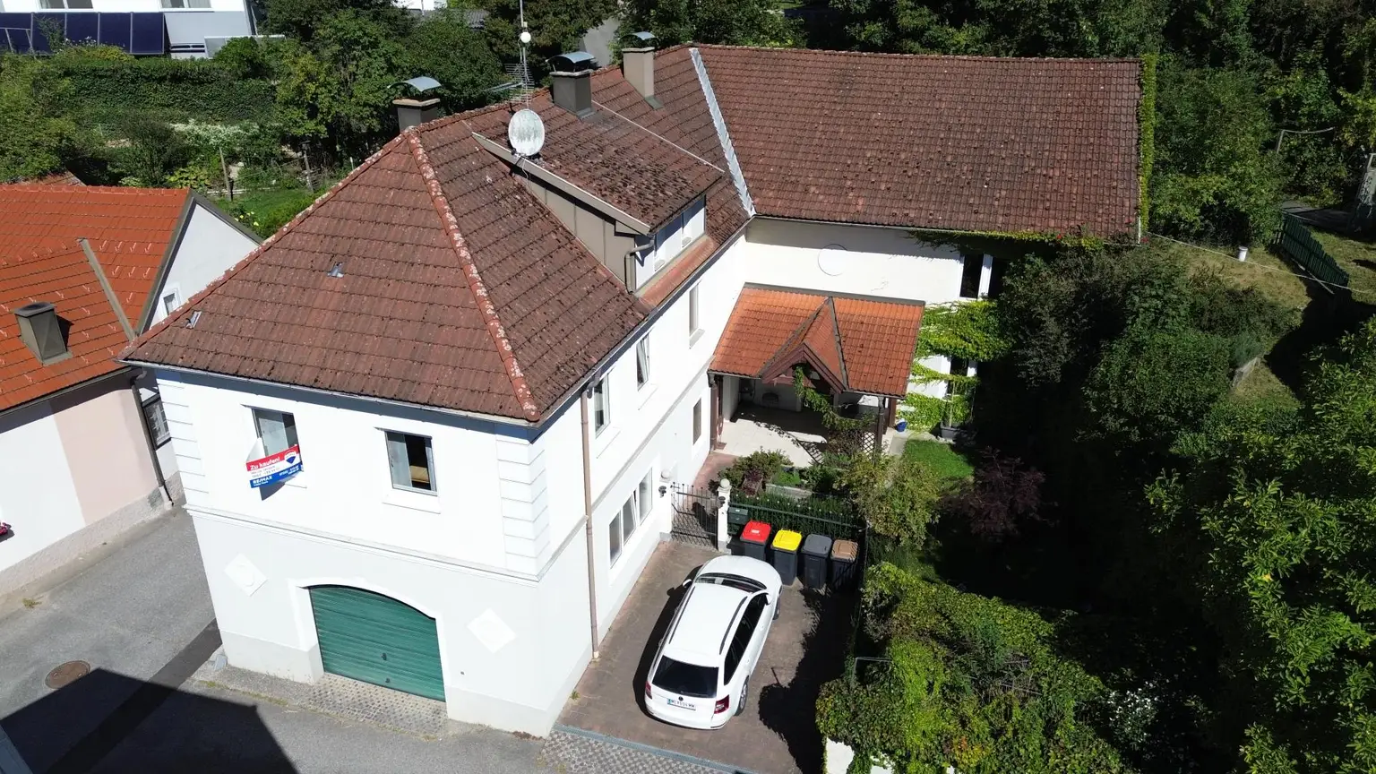 Großzügiges Wohnhaus mit großem Wirtschaftsgebäude und Schlossblick