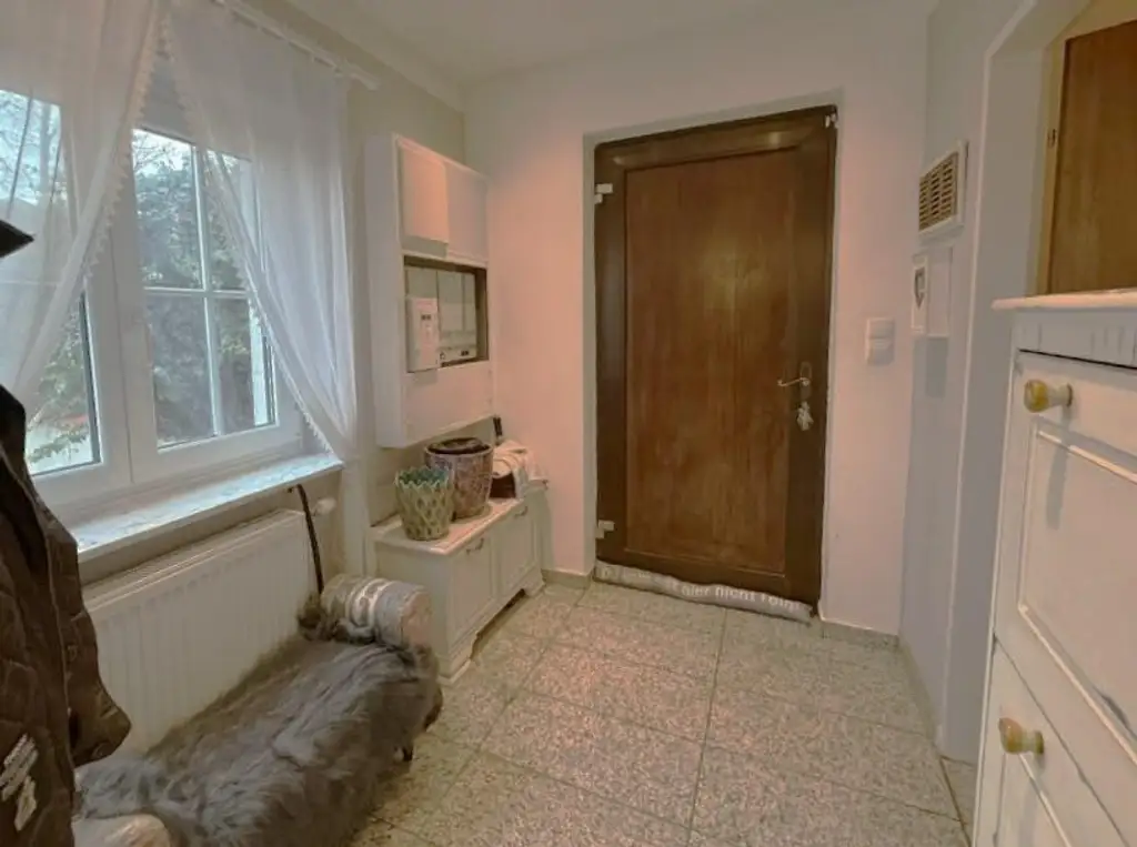 GROSSER EBENER GARTEN MIT TEILSANIERTEM HAUS MIT 2 WOHNEINEINHEITEN NAHE WIEN