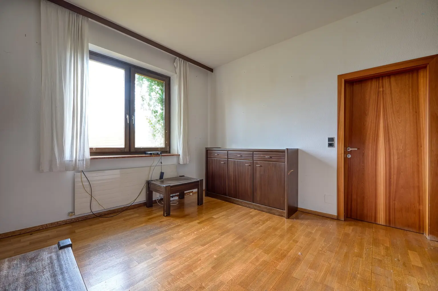 Sie brauchen viel Platz? Wir haben die Lösung. Sanierungsbedürftiges Architektenhaus in bester Lage.