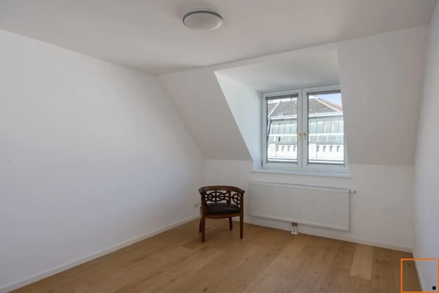 Dachgeschoßwohnung mit eingeschnittener Terrasse, vier Schlafzimmern und schönem Fernblick