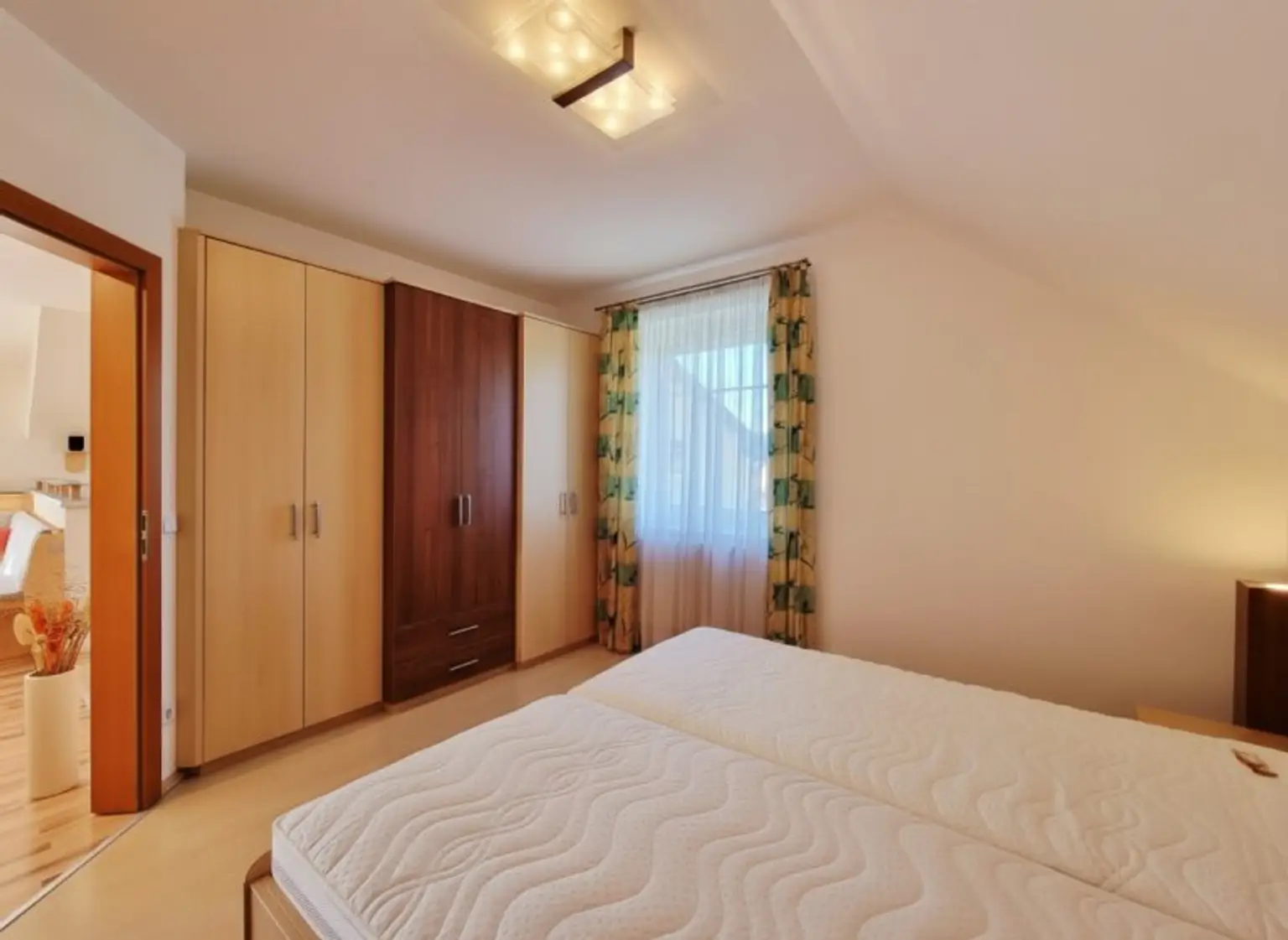 Naturnahes Wohnen mit exklusivem Extra: Schwimmteich in der Anlage