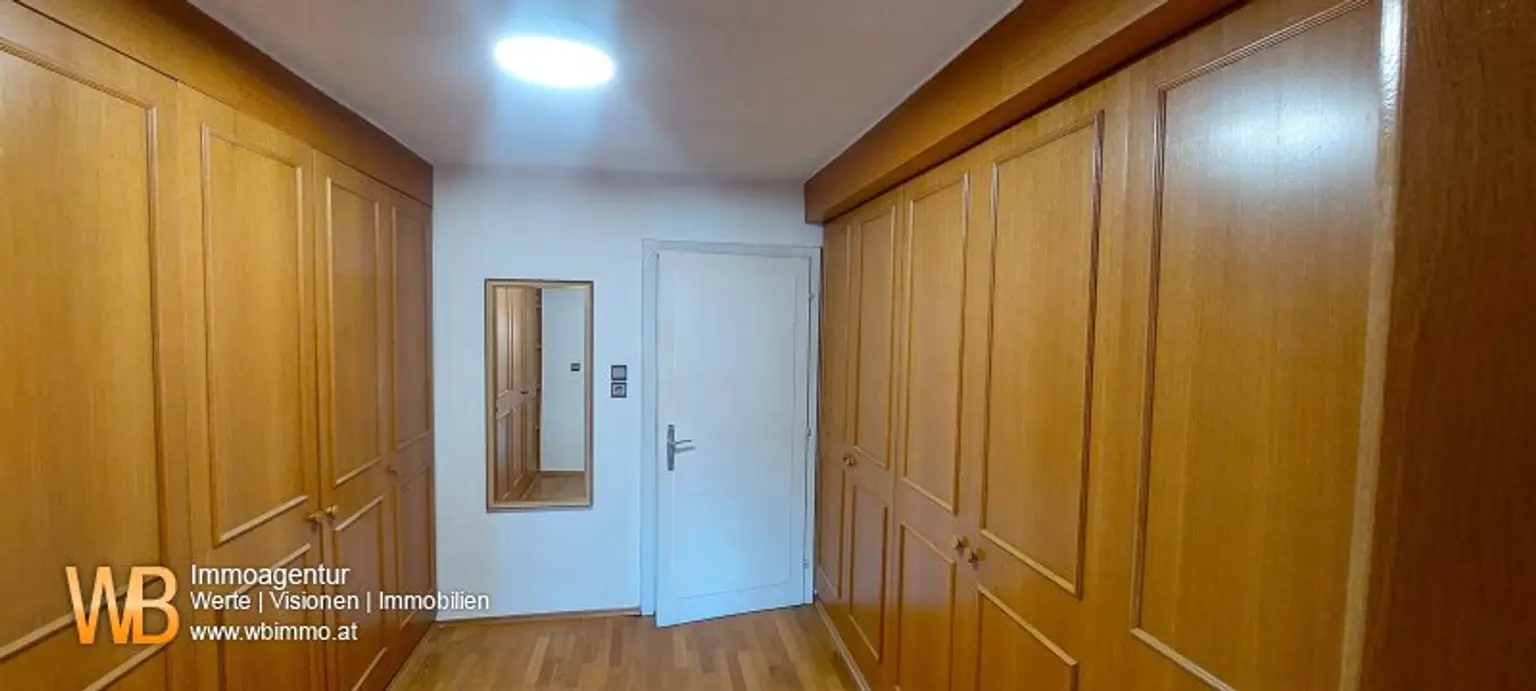 Fernblick 3 Geschoße, über 200m² WNFL + 100m² Lager + 4300m² Eigengrund