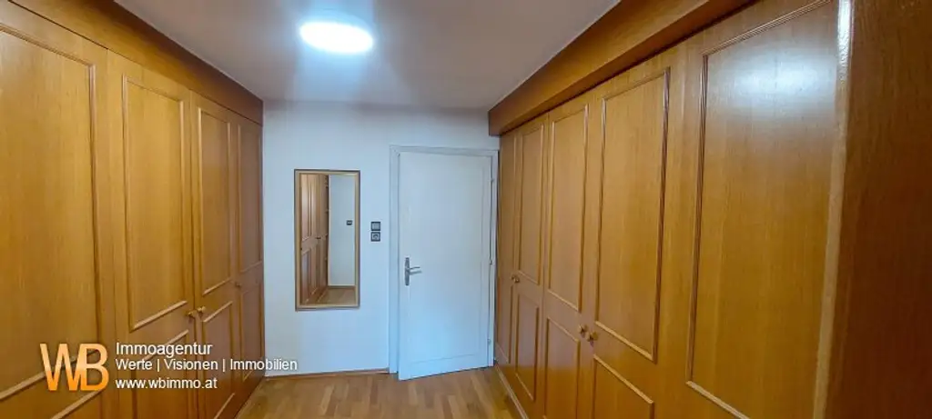 Fernblick 3 Geschoße, über 200m² WNFL + 100m² Lager + 4300m² Eigengrund