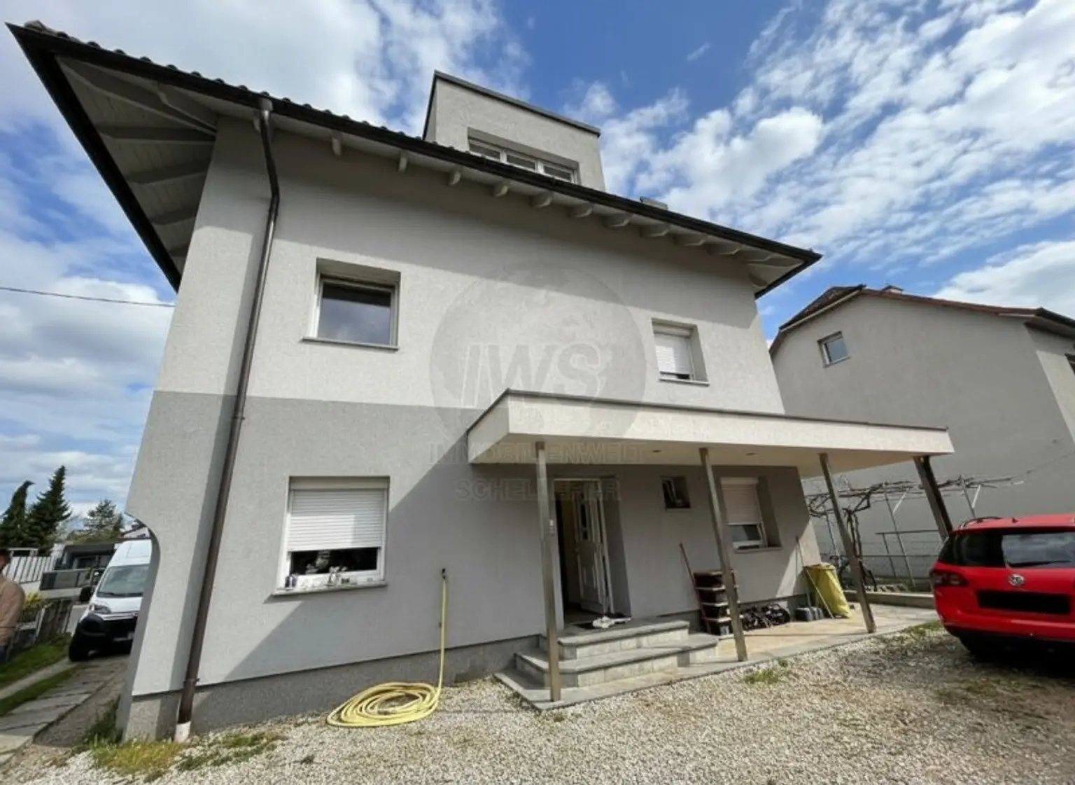 Attraktives Zinshaus in Wels: Modernisiert, 256m², Garten, Garage & 7 Stellplätze!