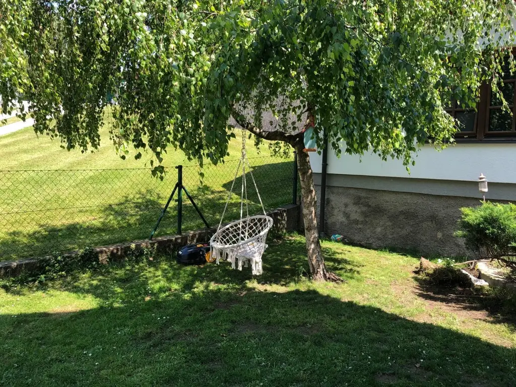 "Solides Haus mit Garten und Pool"