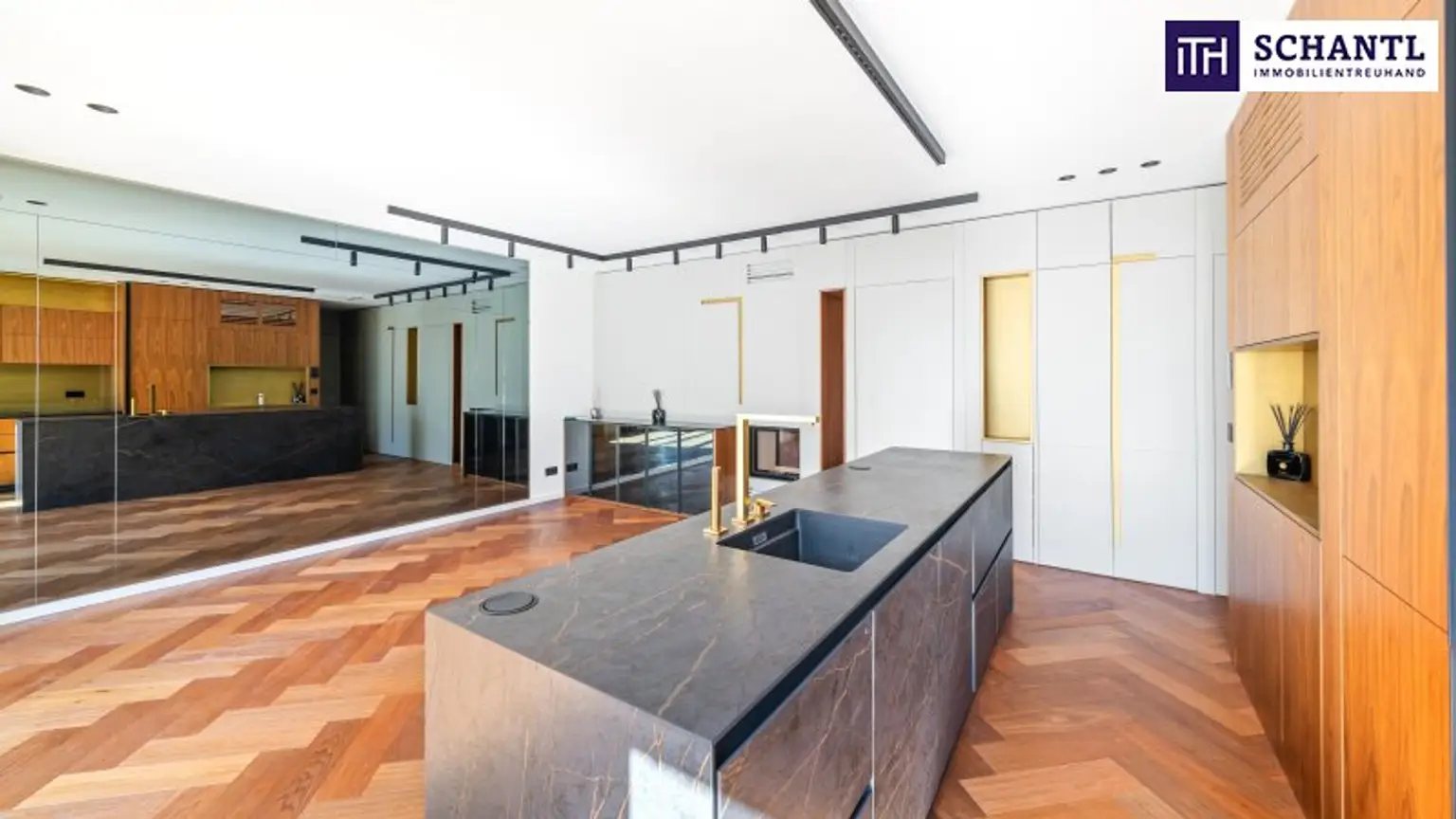 Exklusivität zum Einziehen! Design + Eleganz + Raffinesse + Edle Materialien! TOP-Wohnung in TOP-Lage mit hofseitiger Terrasse! Wünsche werden wahr....