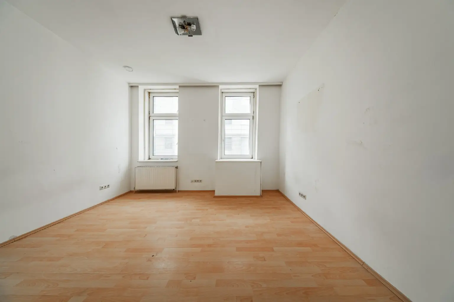 Charmante Altbauwohnung mit zwei Zimmern in sanierungsbedürftigem Zustand-in lebendiger Umgebung