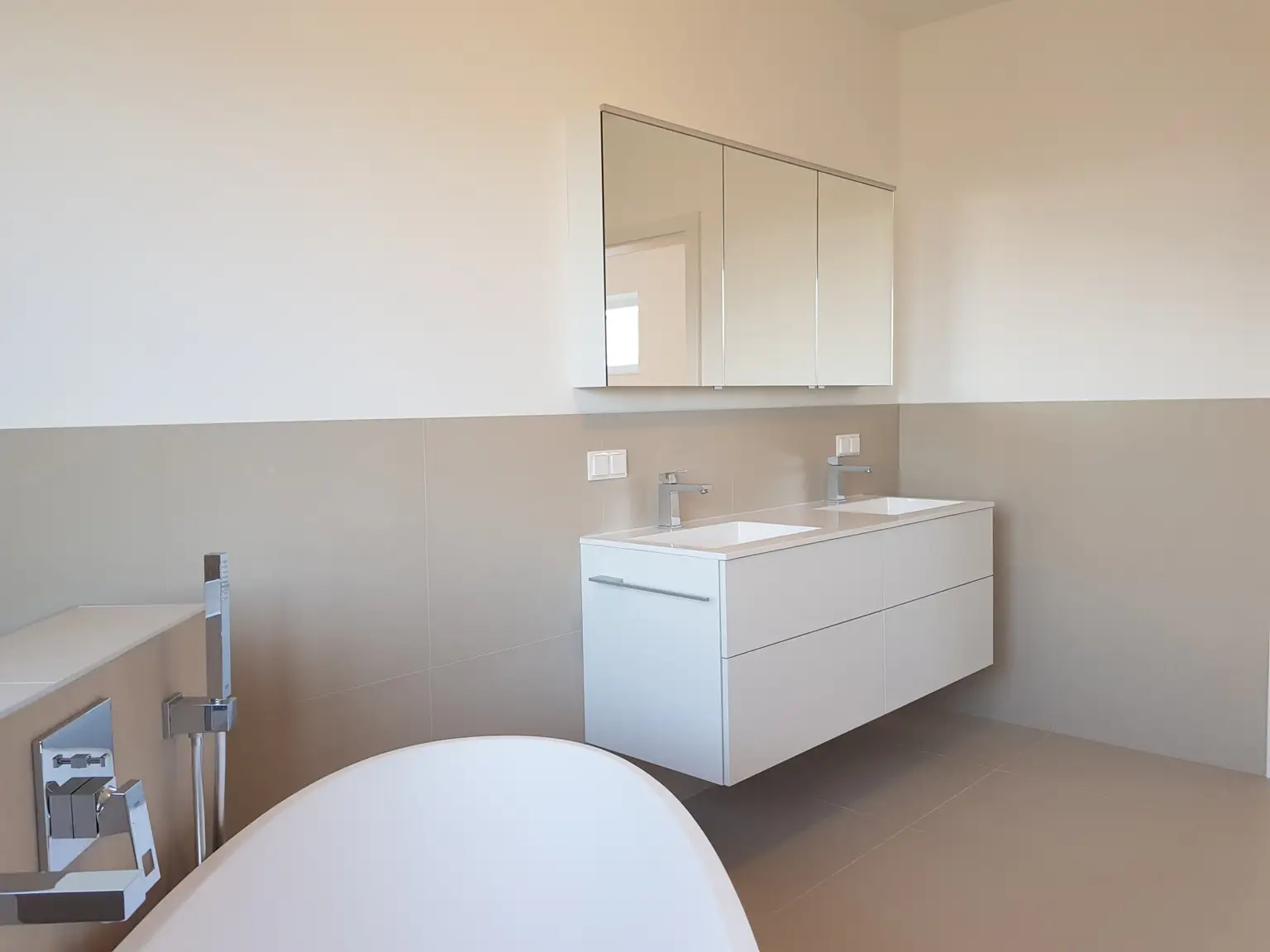 PERFEKTES, MODERNES, NEUES TRAUMHAUS IM ERSTBEZUG AM FELSER SEE