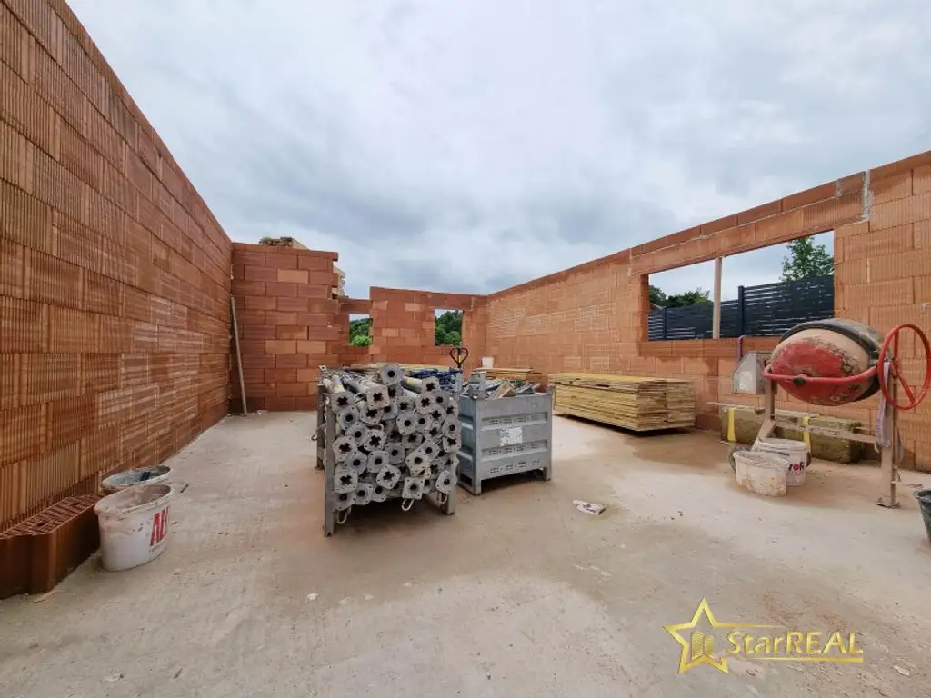 BAUBEGINN ERFOLGT! 2 HÄUSER VERFÜGBAR! EXKLUSIVES DOPPELHAUSPROJEKT. 5 ZIMMER. ZIEGELHAUS MIT KELLER, BALKON, TERRASSE, CARPORT.