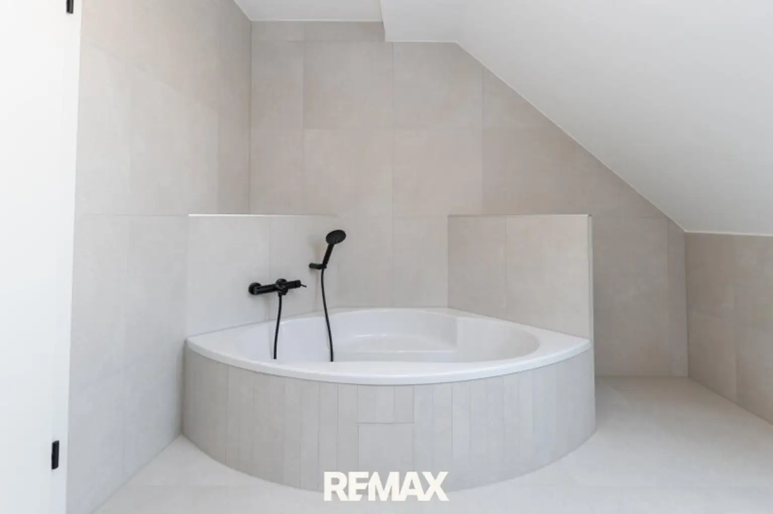 Badezimmer (DG)
