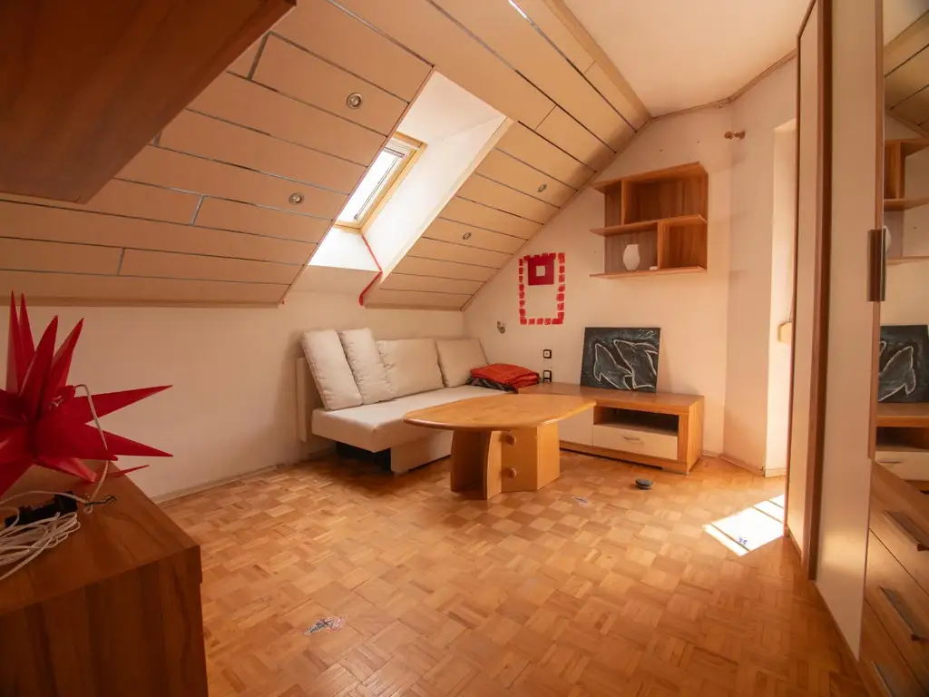 Großes Wohnhaus mit Heurigenlokal / 5 Gästezimmern und einem Miethaus
