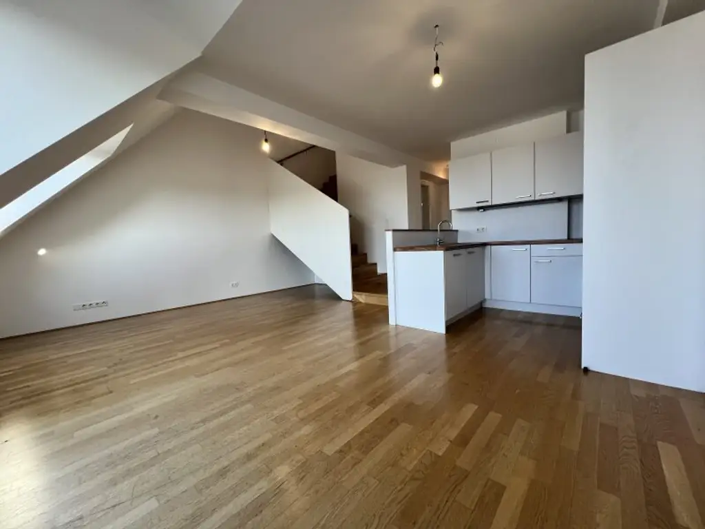 Lichtdurchflutete Maisonette-Wohnung im Dachgeschoss: 4-Zimmer mit großzügiger Terrasse