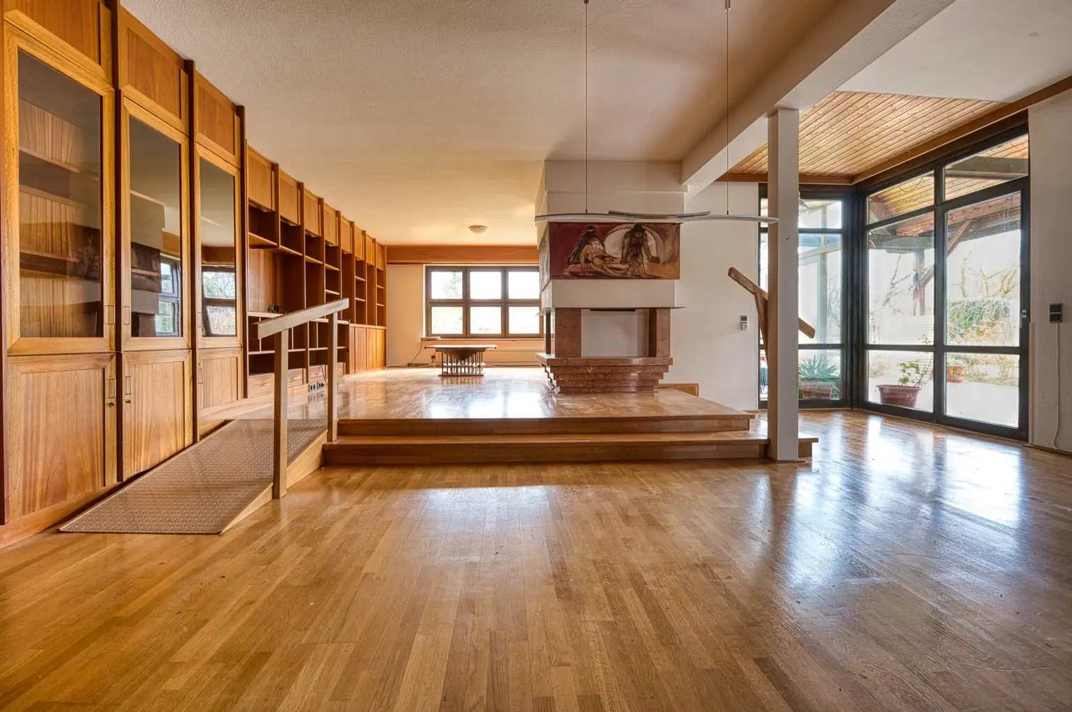 Sie brauchen viel Platz? Wir haben die Lösung. Sanierungsbedürftiges Architektenhaus in bester Lage.