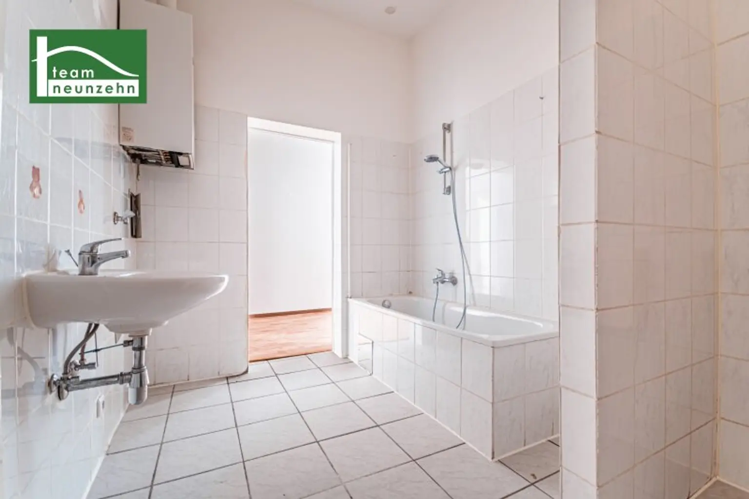Ideal WG geeignet! Innenhof gerichtete Altbau-Wohnung nahe U4 und U6 in Sechshaus!