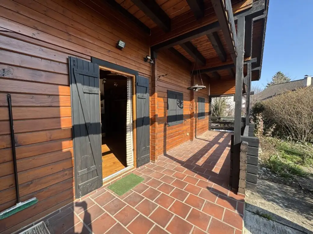 Sonniges Blockhaus mit Pool, Balkon & Gartenidylle in Sollenau