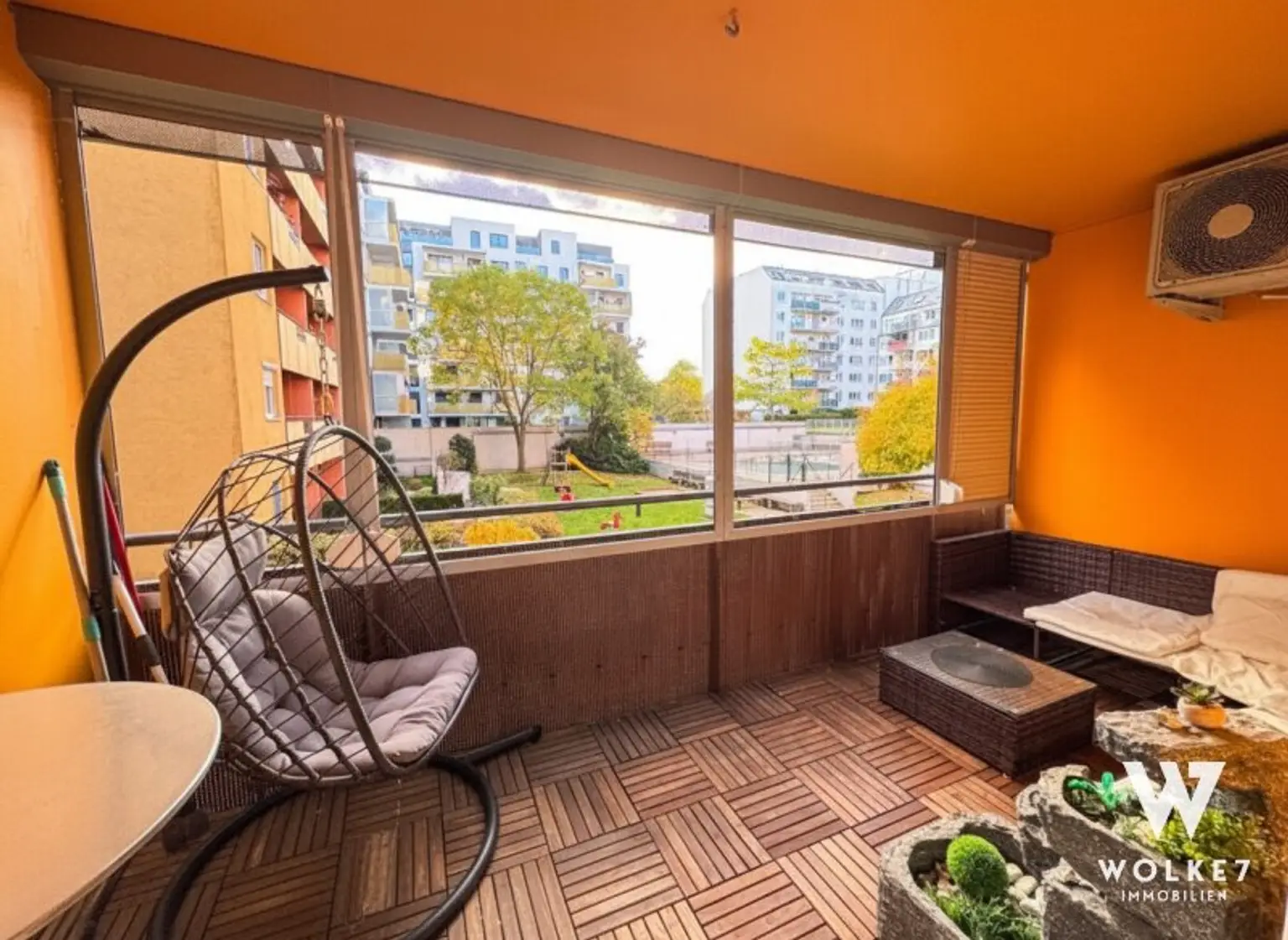 Helle Traumwohnung mit Loggia, Gemeinschaftsgarten & Pool | mit Lift | U3 Enkplatz