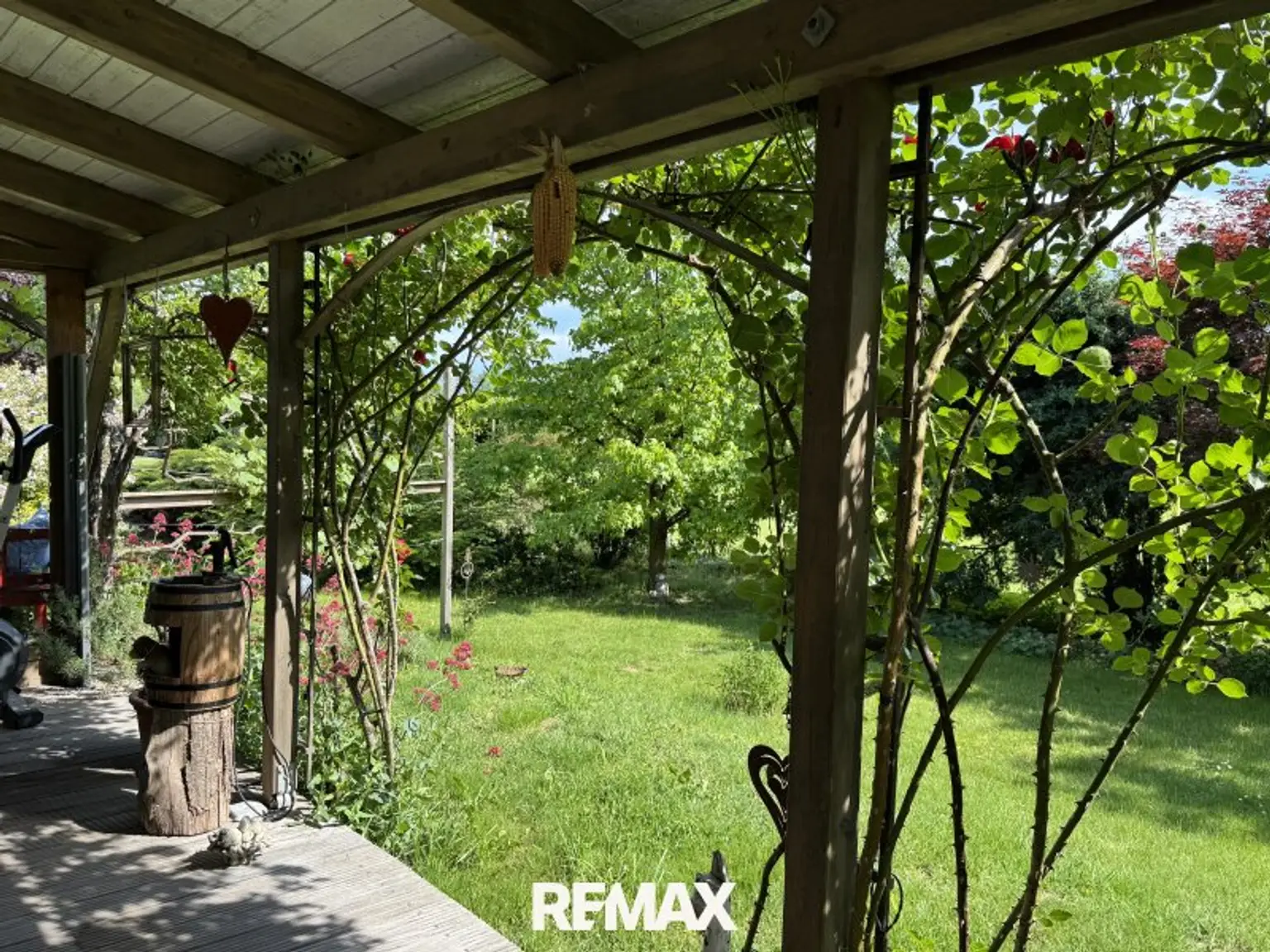 Blick von der Terrasse in den Garten