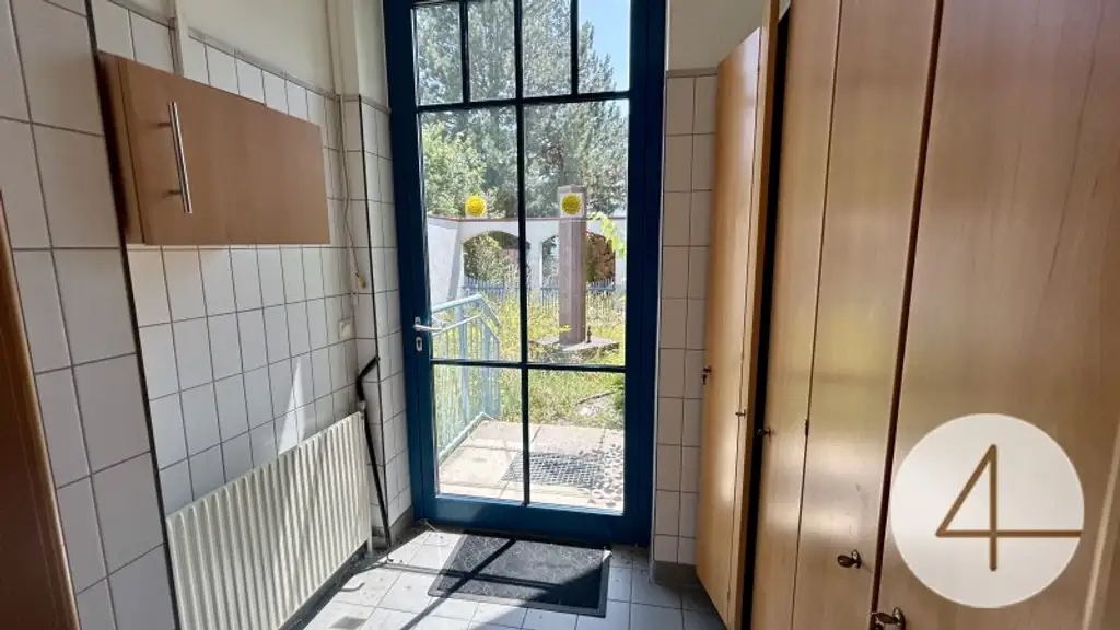 Ehemalige Raiffeisenbank in Strasshof Großzügiges Büro/Praxis – Top Angebot!