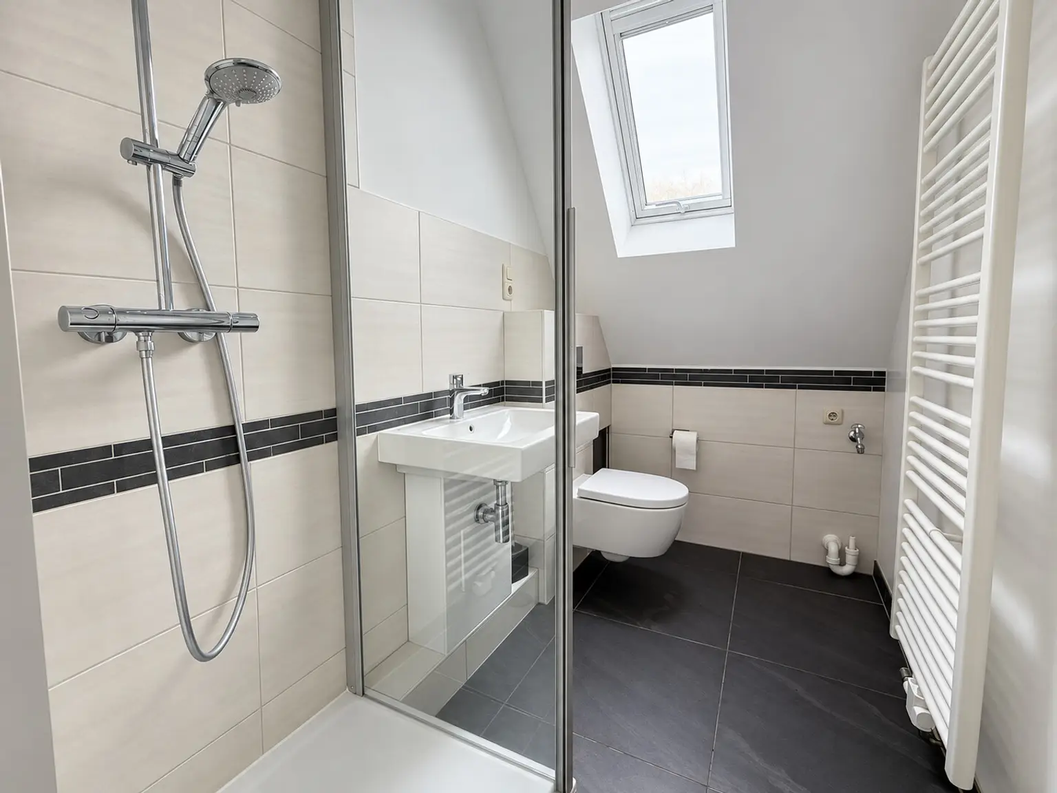 Helles Badezimmer