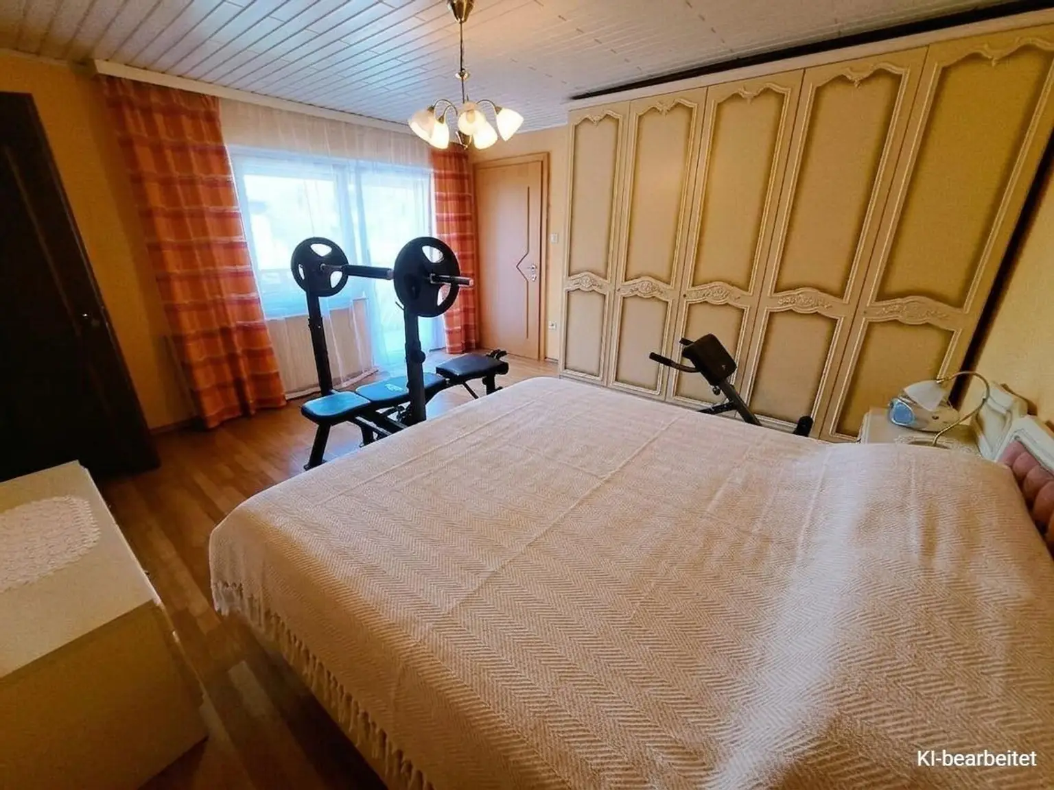 Fitnessraum mit Zugang zum Balkon