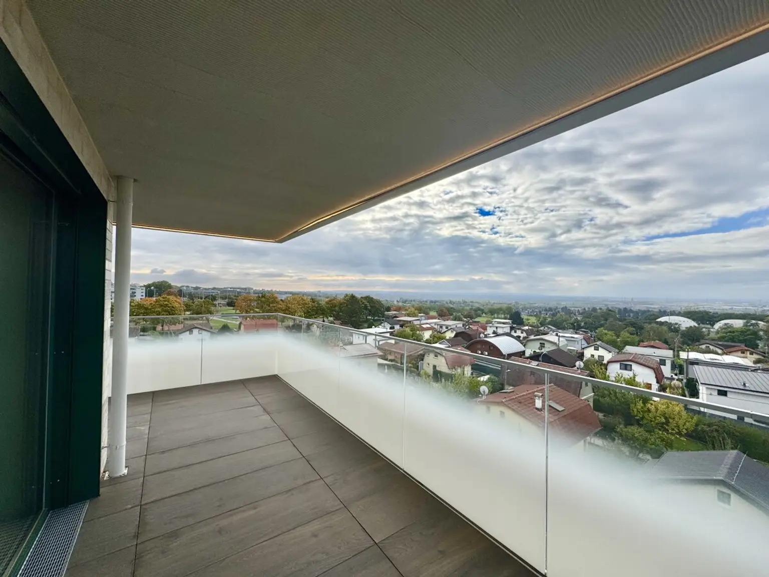 Provisionsfrei und fertig: Luxuriöse Balkonwohnung für Naturliebhaber! Ruhig und einzigartig