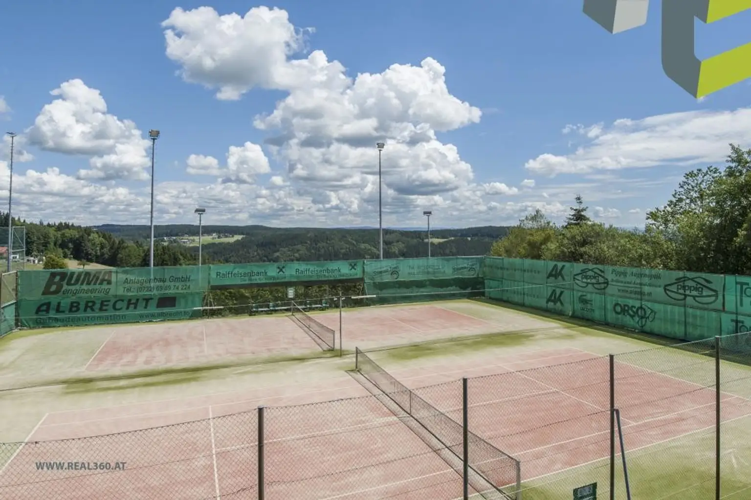 Tennisplatz ca. 1,6 km entfernt