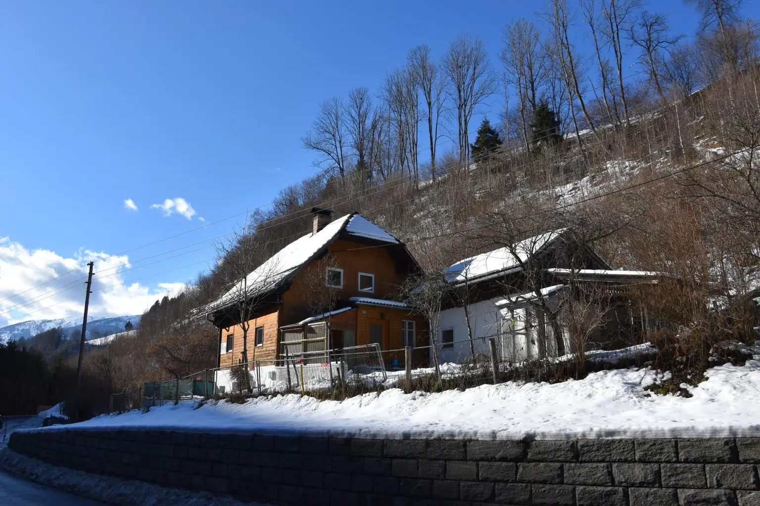Haus und Nebengebäude