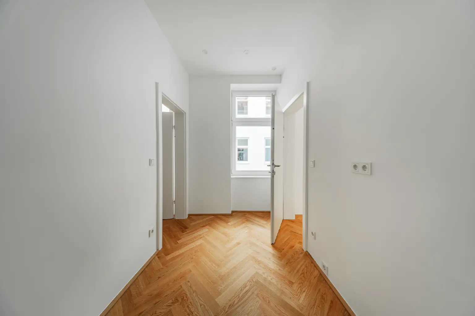 Sanierte Altbauwohnung in ruhiger Innenhoflage – hochwertiger Erstbezug mit Stil!